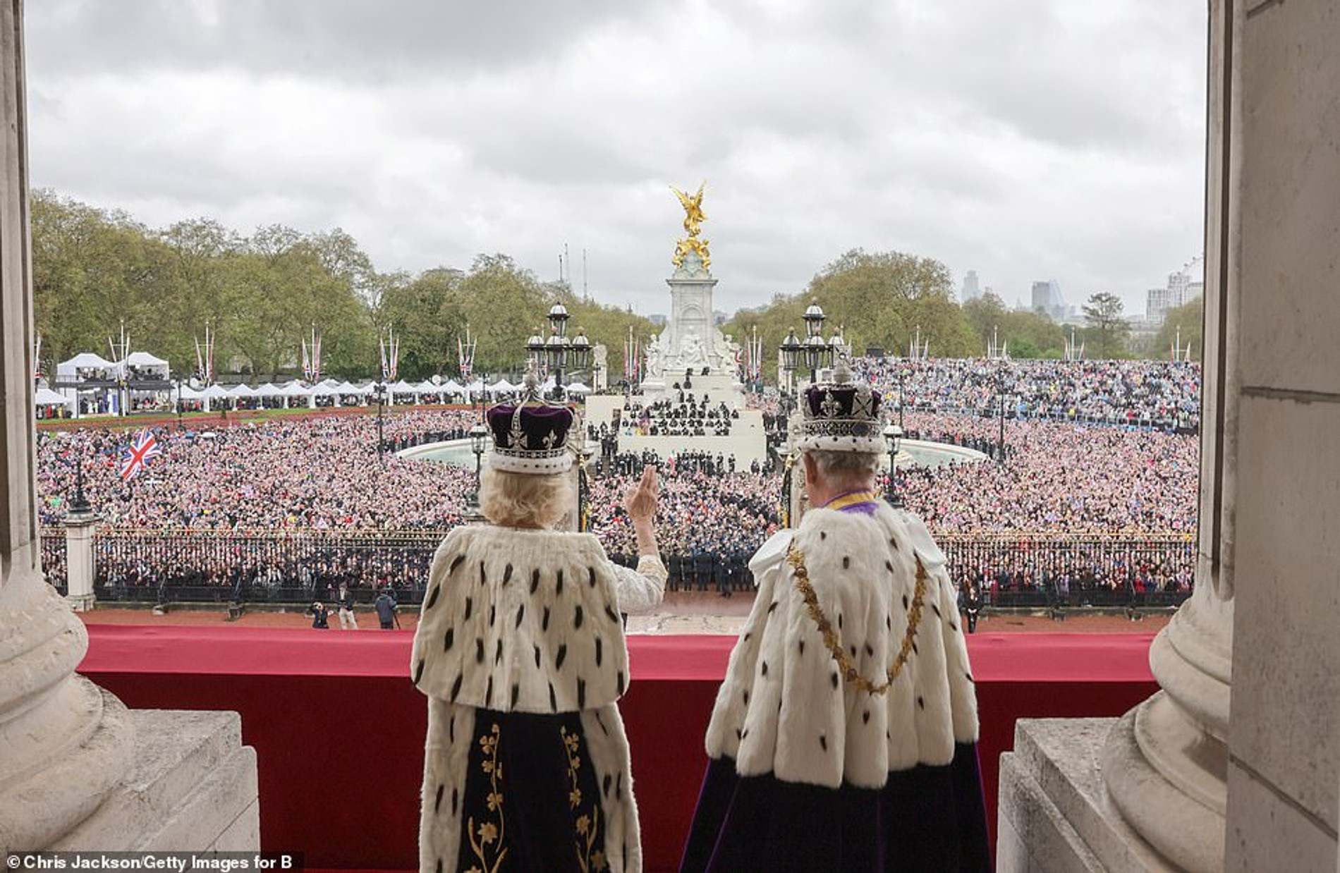 Камилла и Карл машут подданным, собравшимся у Букингемского дворца
Фото: Daily Mail