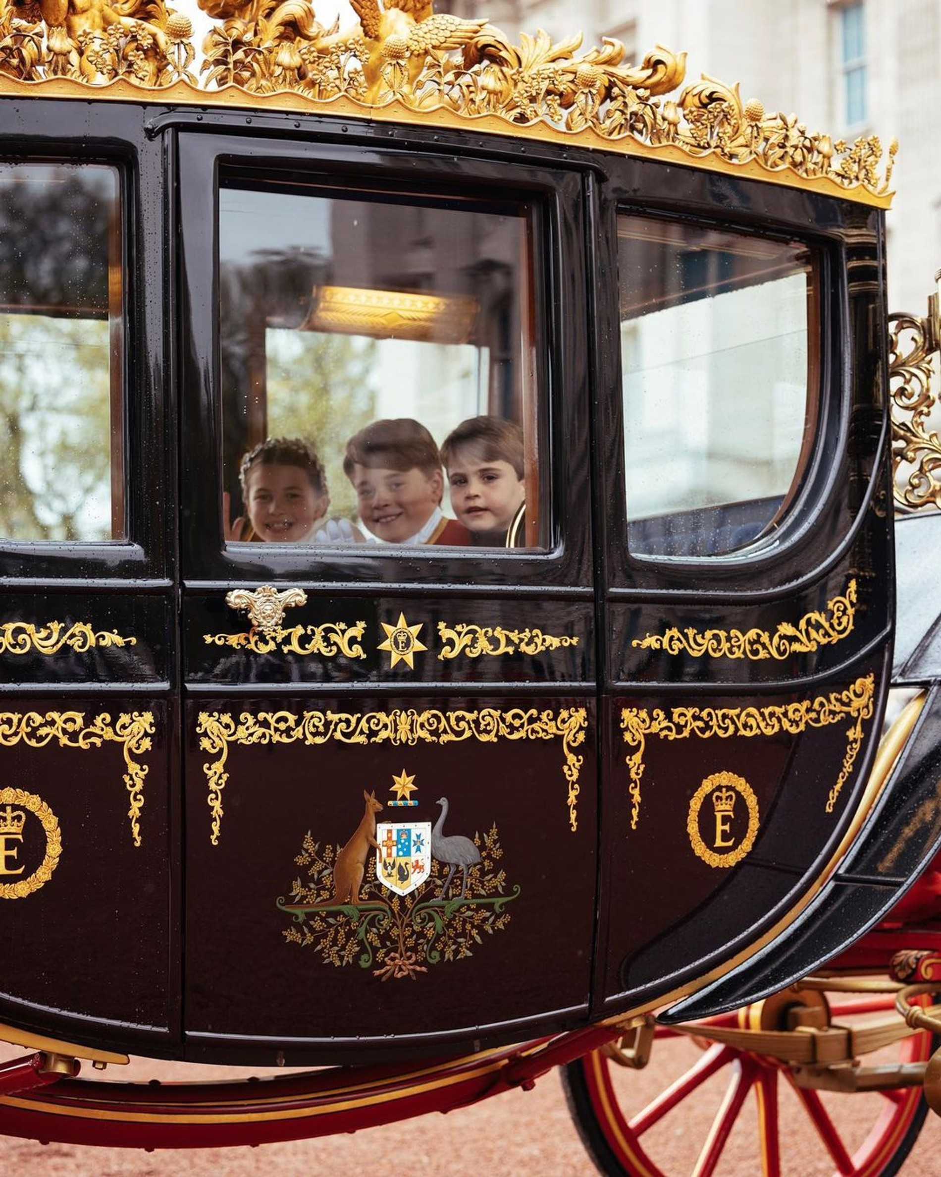 Шарлотта, Джордж и Луи в карете по пути в Букингемский дворец
Фото: Инстаграм* @princeandprincessofwales