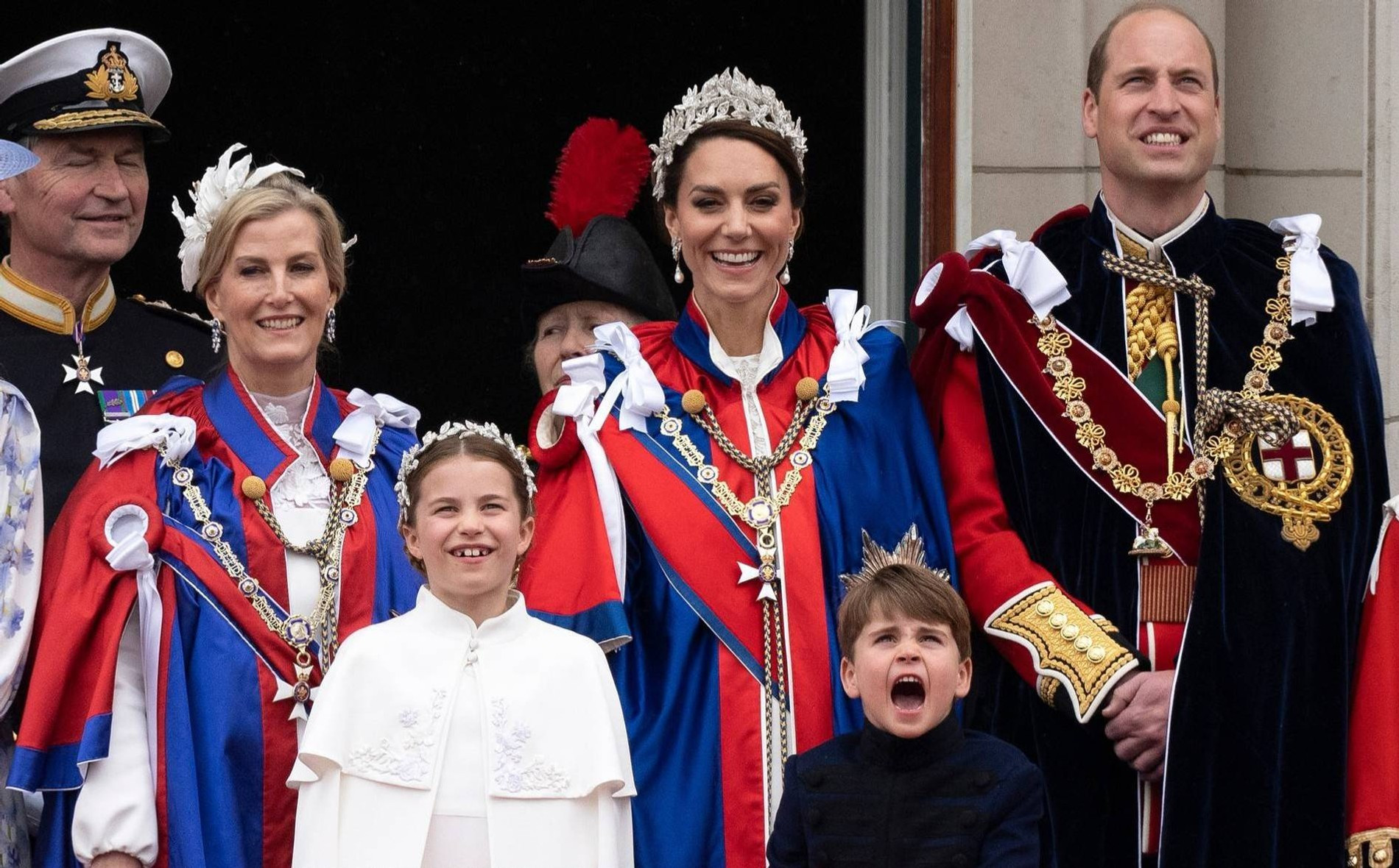 Королевская семья на балконе Букингемского дворца
Фото: Getty Images