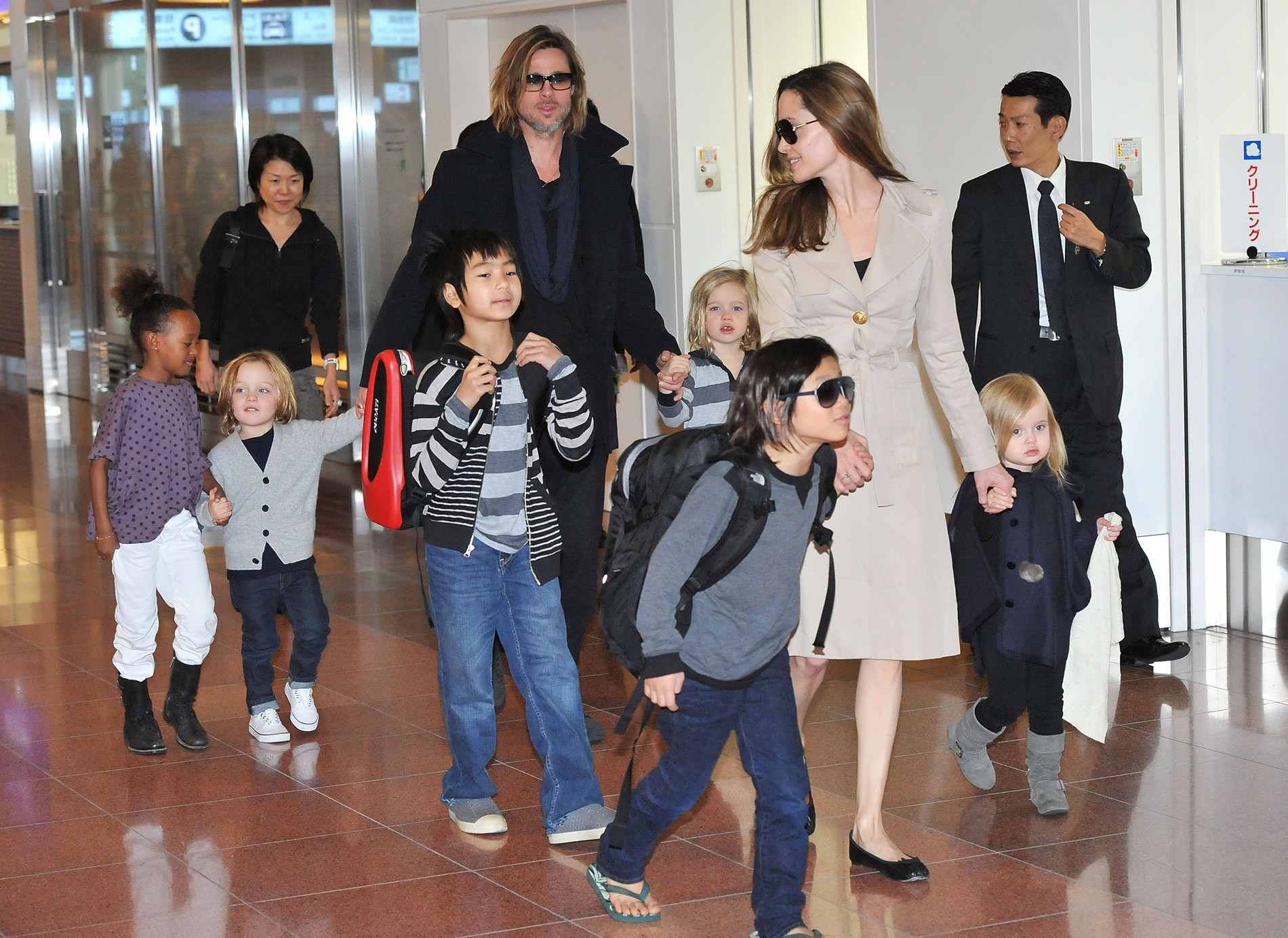 Брэд Питт и Анджелина Джоли с детьми в 2008 году
Фото: Getty Images