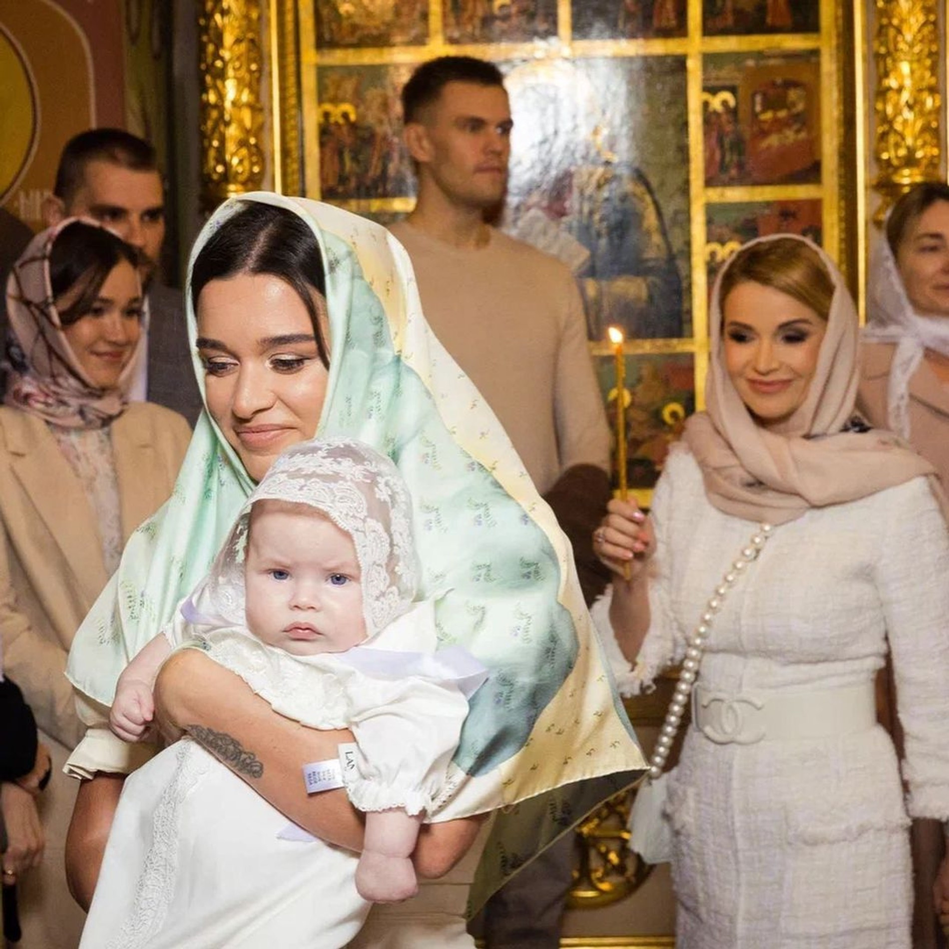 Ксения с Анной на руках и Ольга во время крещения
Фото: Инстаграм* @borodylia