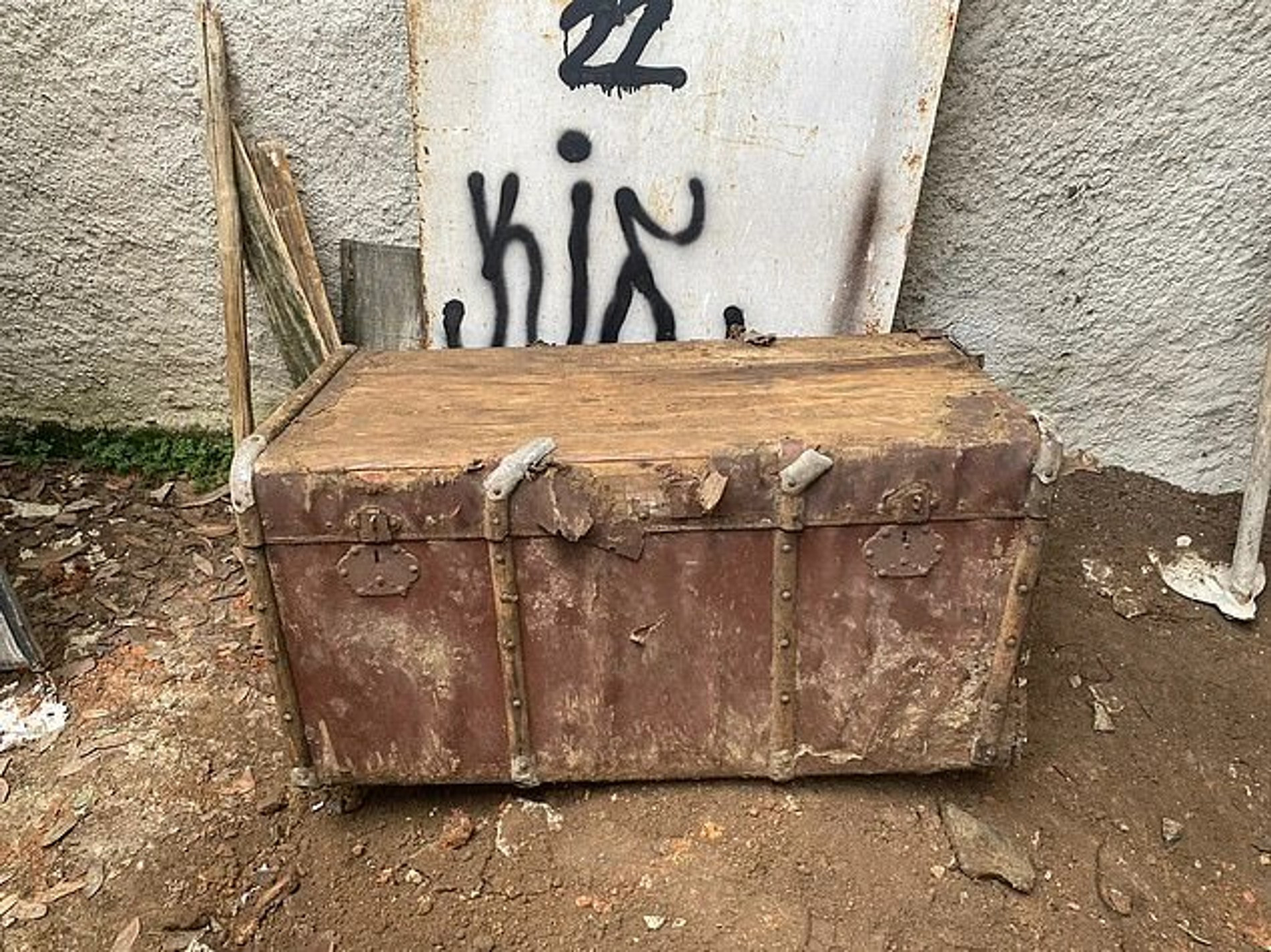 Ящик с телом, извлеченный из земли
Фото: Daily Mail