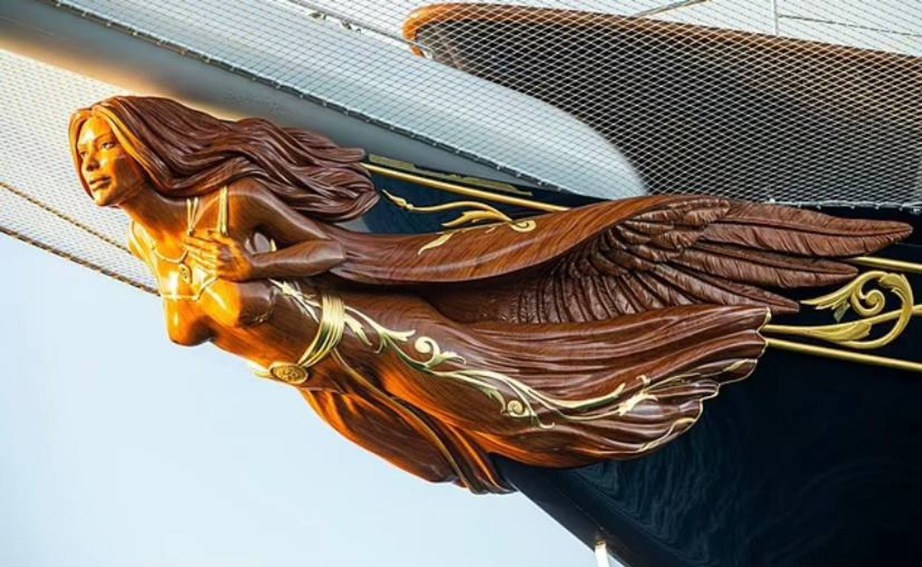 Деревянная фигура на носу яхты Безоса
Фото: Daily Mail