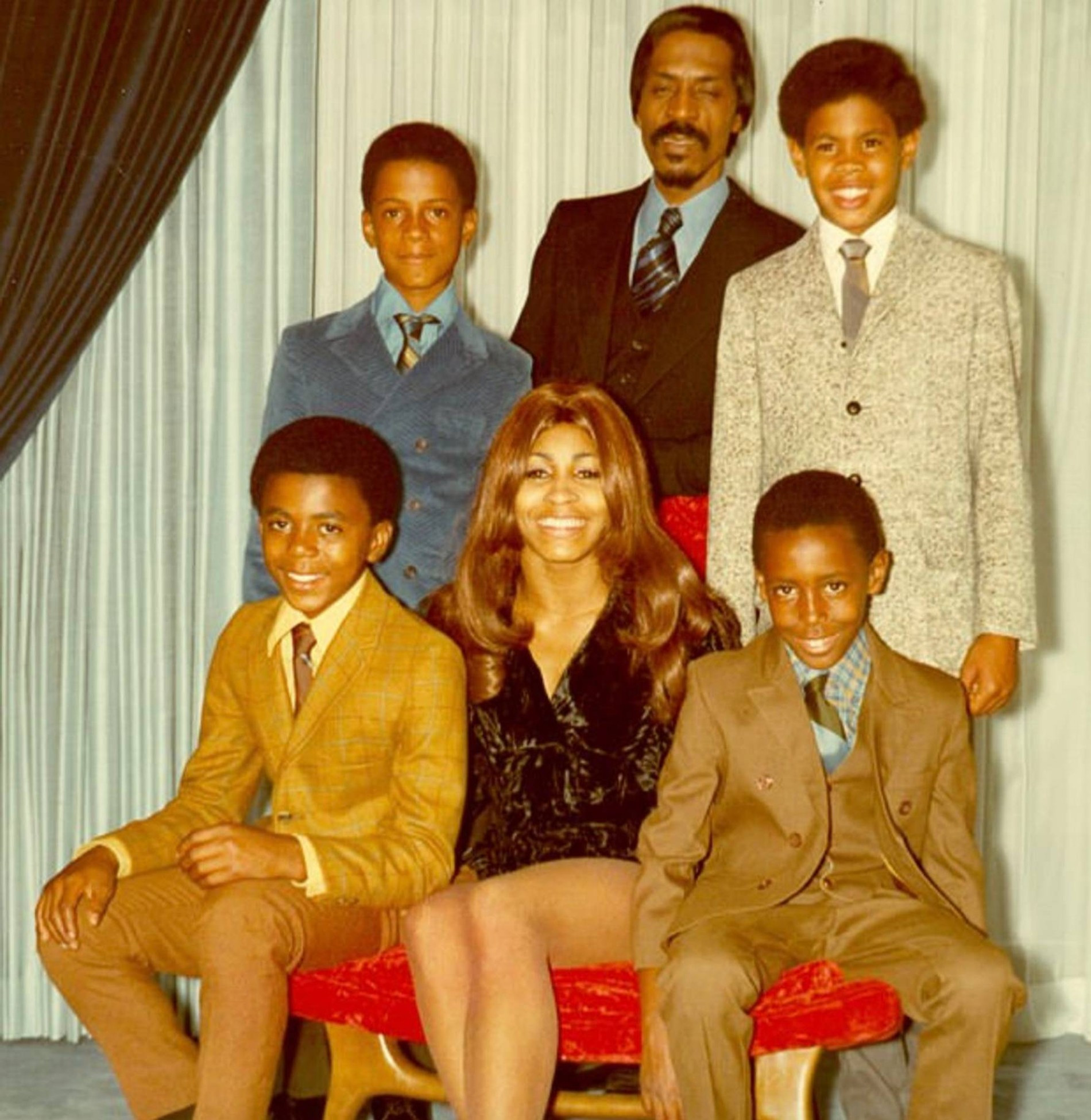 Тина с мужем Айком Тернером и детьми — приемными Айком-младшим и Майклом (вверху) и родными Крейгом и Ронни (внизу) в 1972 году. Фото: Daily Mail