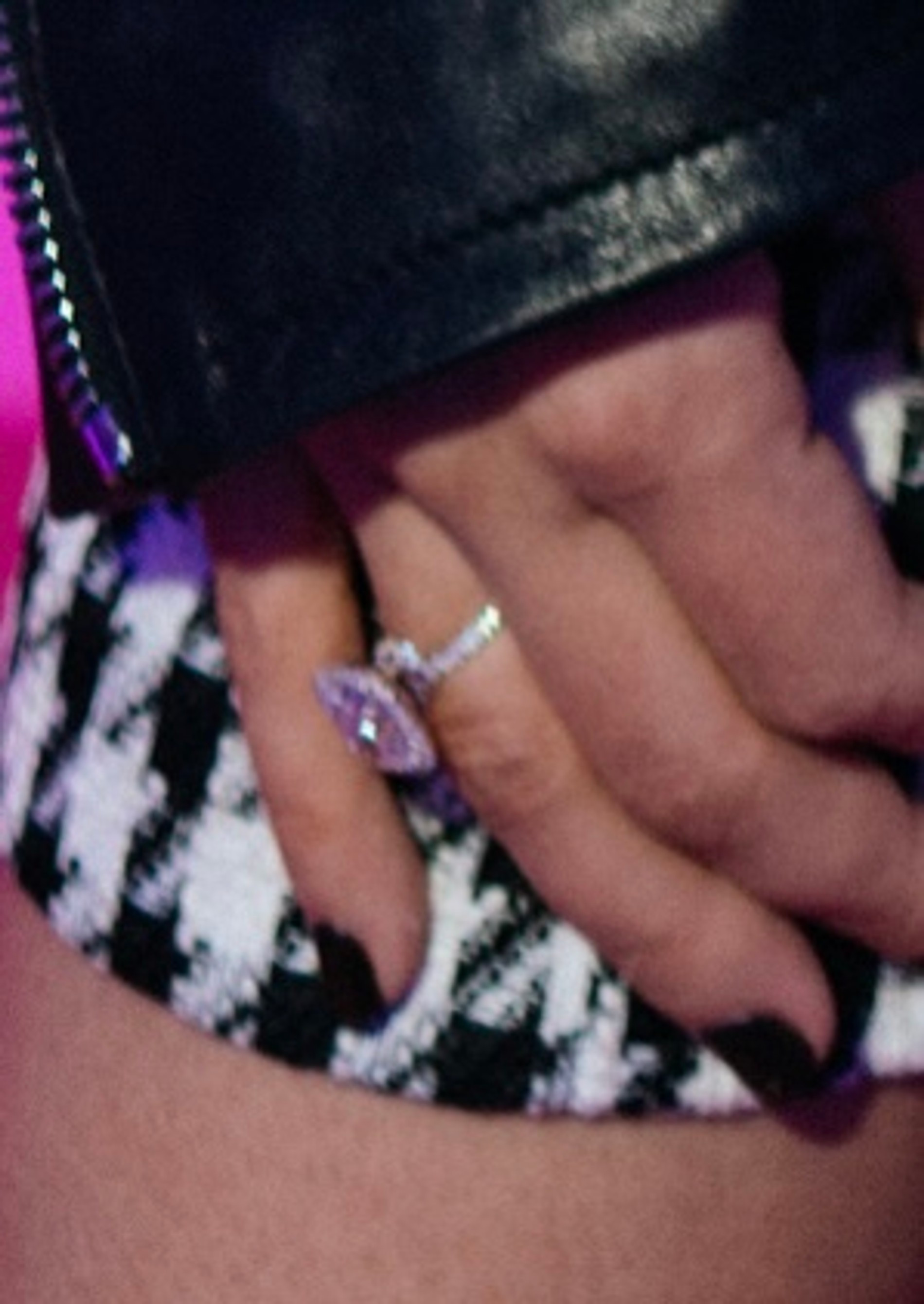 Помолвочное кольцо на том самом пальце Карины Истоминой
Фото: Артем Голяков и Ксения Угольникова