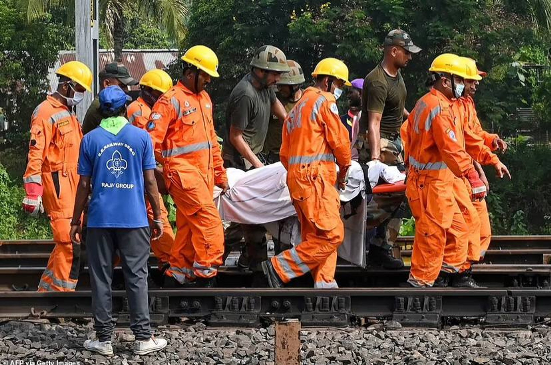 Спасатели выносят жертву аварии
Фото: Daily Mail