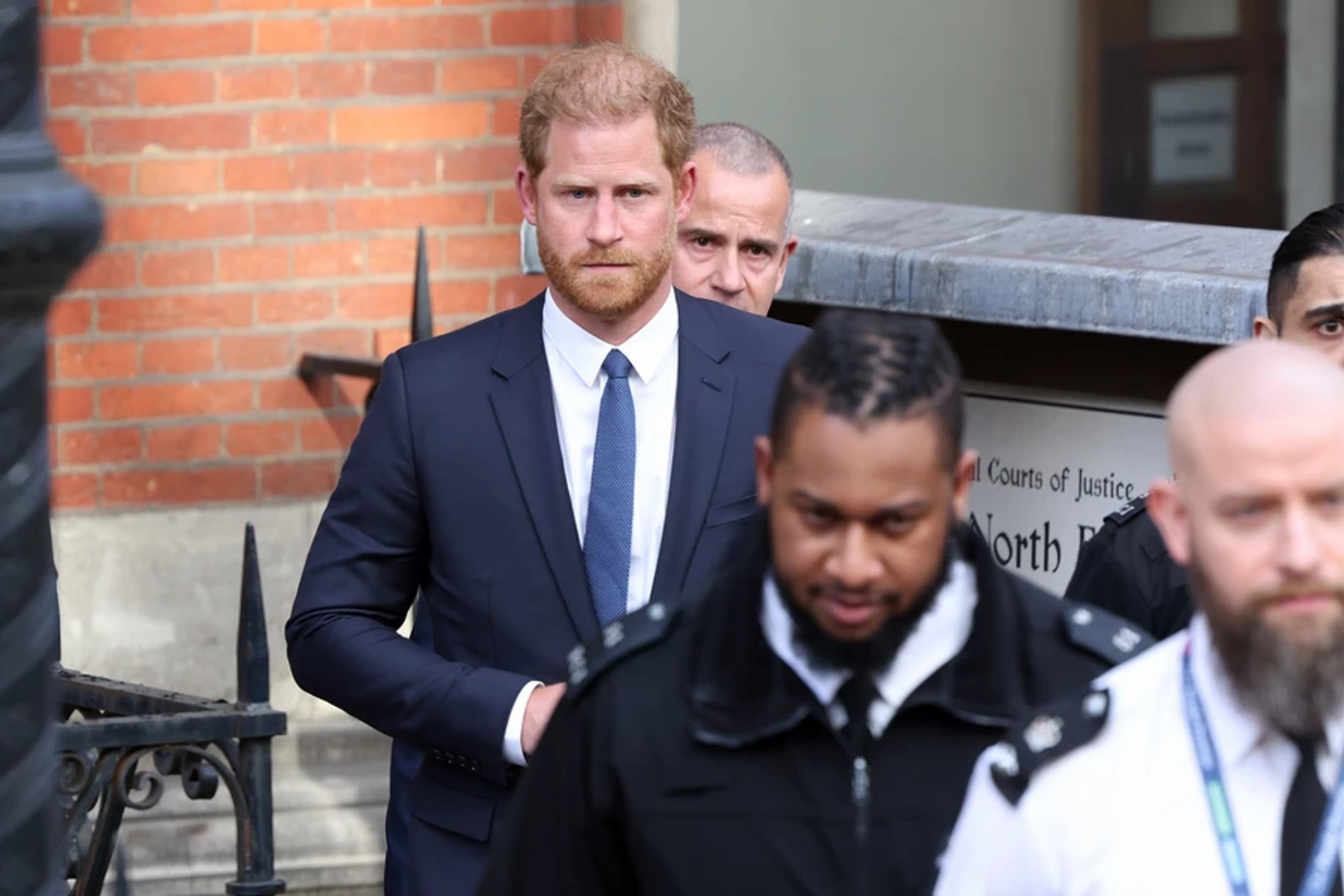 Принц Гарри возле здания суда в Лондоне
Фото: Getty Images