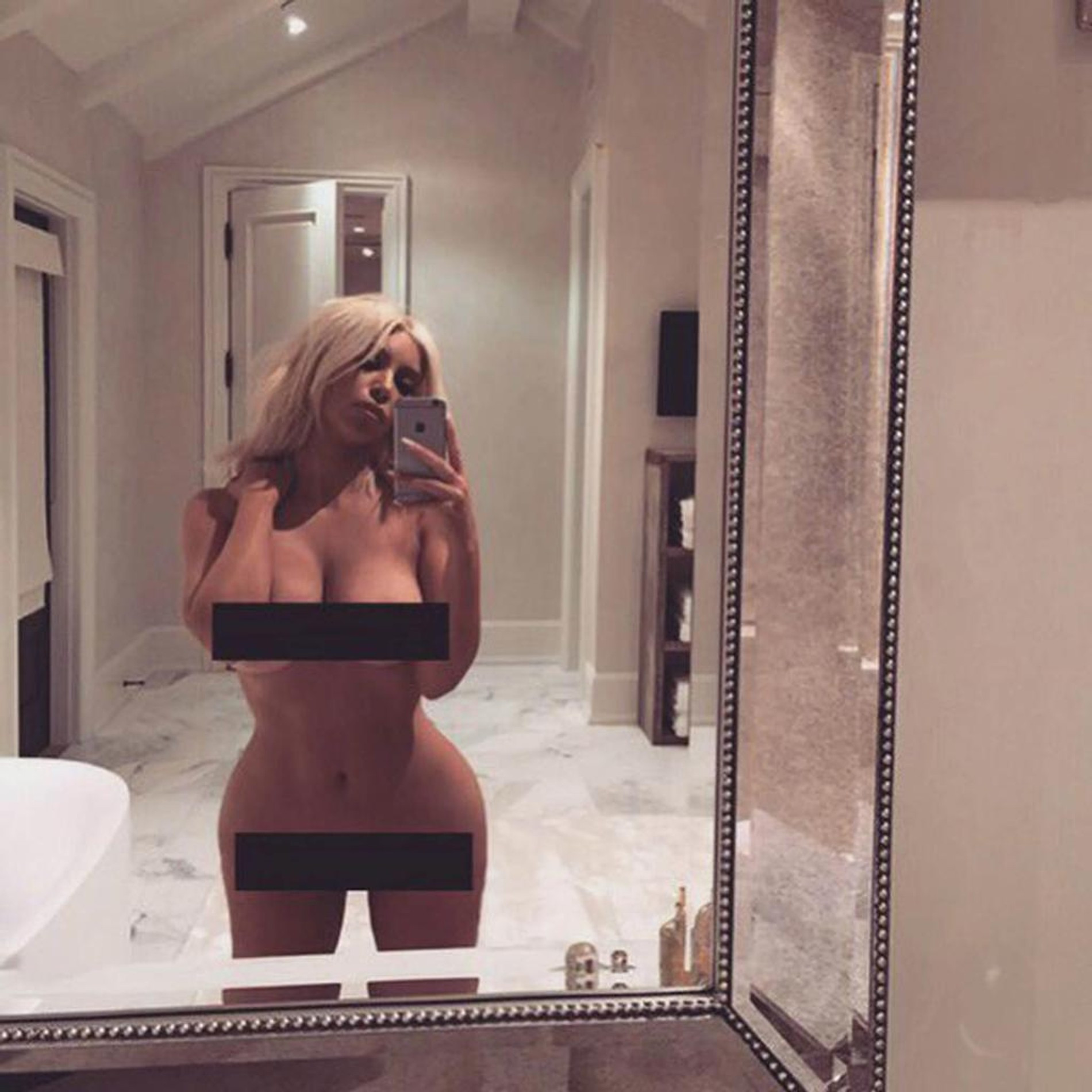 Ким Кардашьян не стесняется хвастаться своим телом в социальных сетях
Фото: Инстаграм (запрещен в РФ) Ким Кардашьян