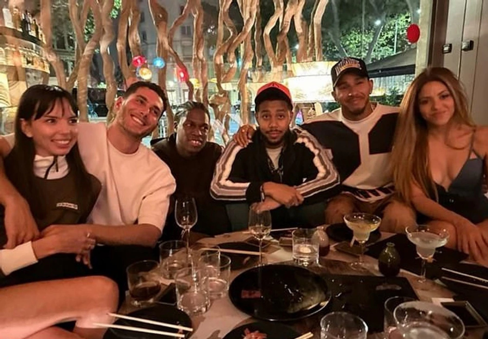 Шакира и Льюис (справа) ужинают в ресторане Барселоны с друзьями
Фото: Инстаграм (запрещен в РФ)
