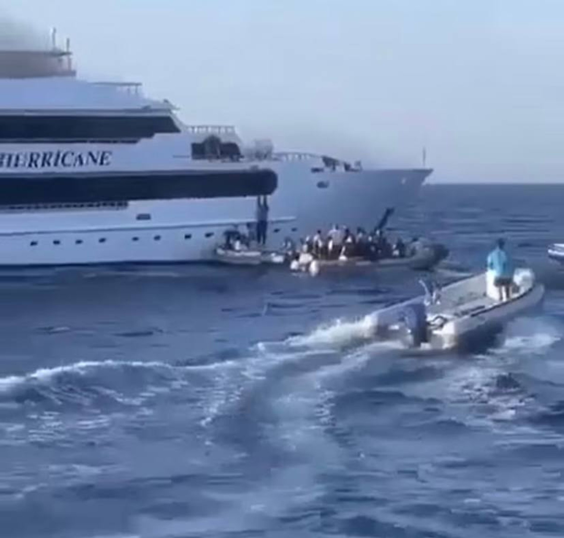 Чтобы покинуть горящее судно, туристам приходилось прыгать за борт 
Фото: Daily Mail 