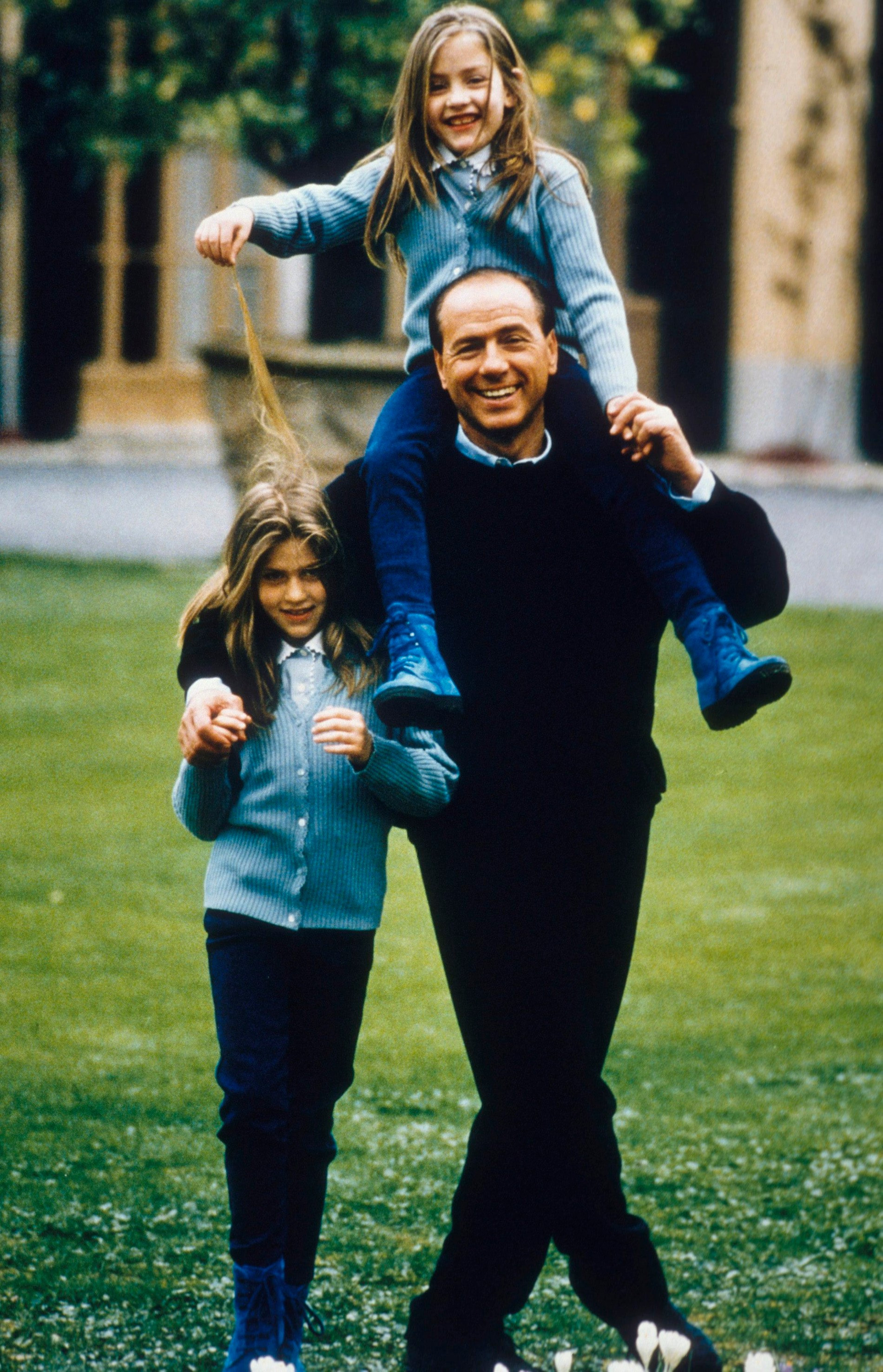 Сильвио Берлускони c дочерьми от второго брака Барбарой и Элеонорой в 1994 году
Фото: Getty Images