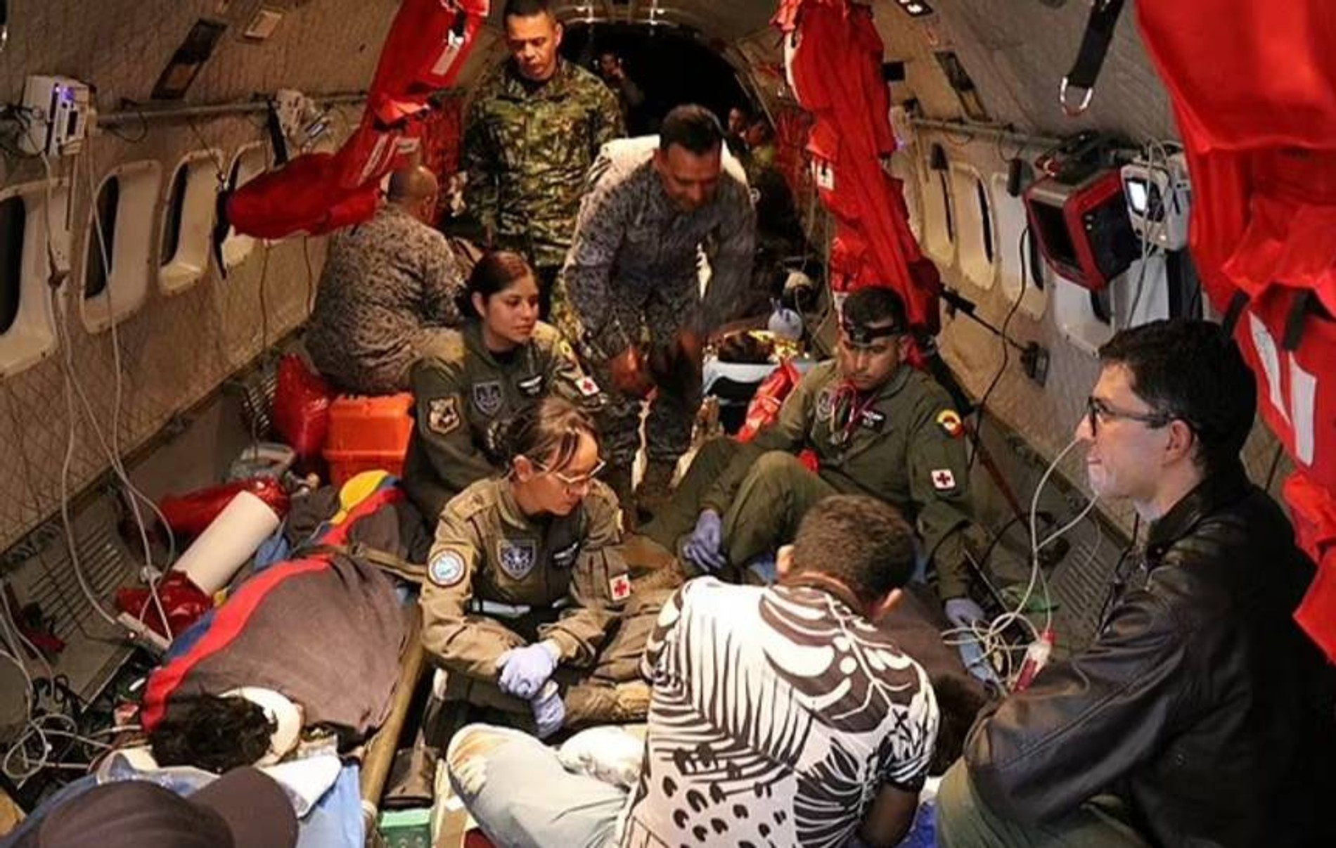 Дети и спасатели на борту эвакуационного самолета
Фото: Daily Mail