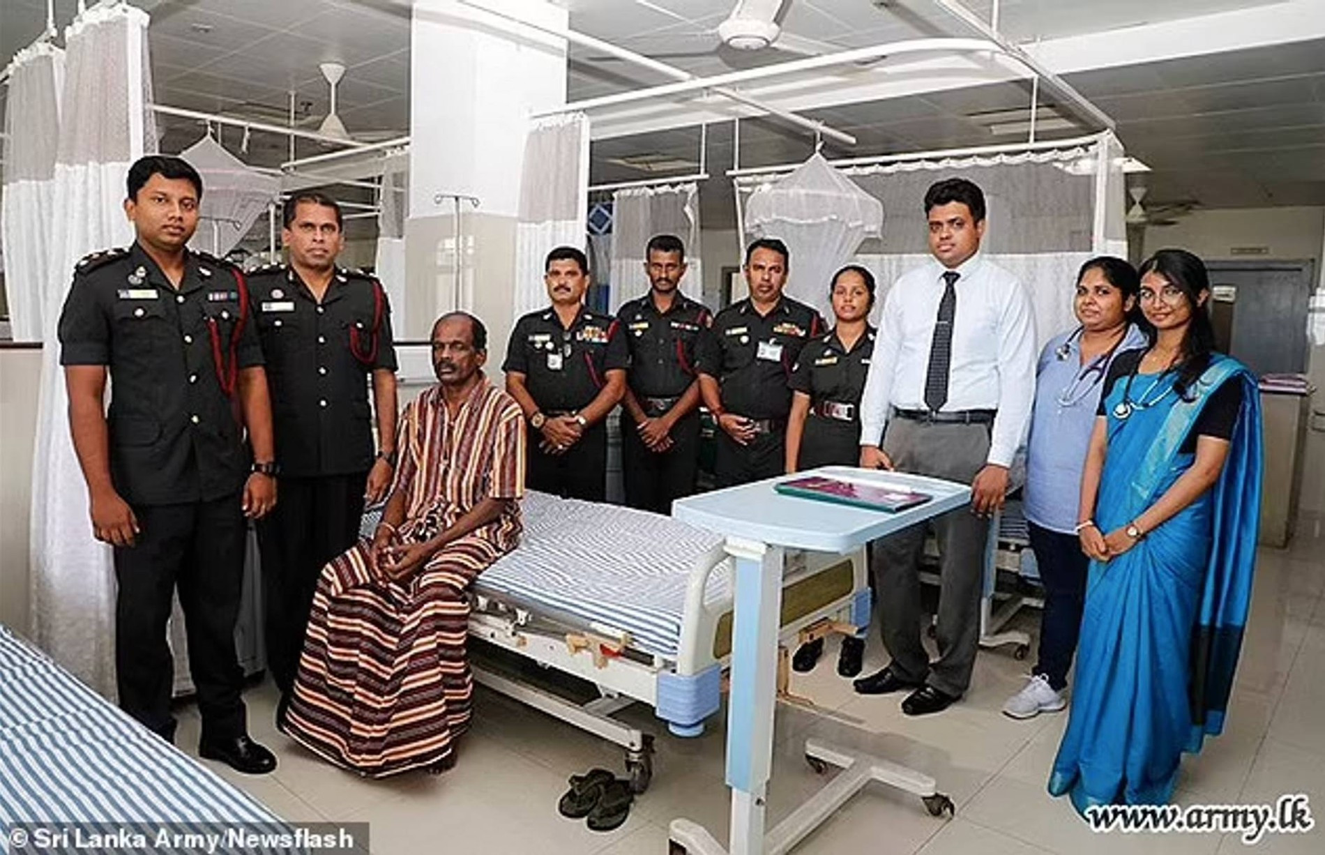 Канистас Кунге с врачами
Фото: Daily Mail