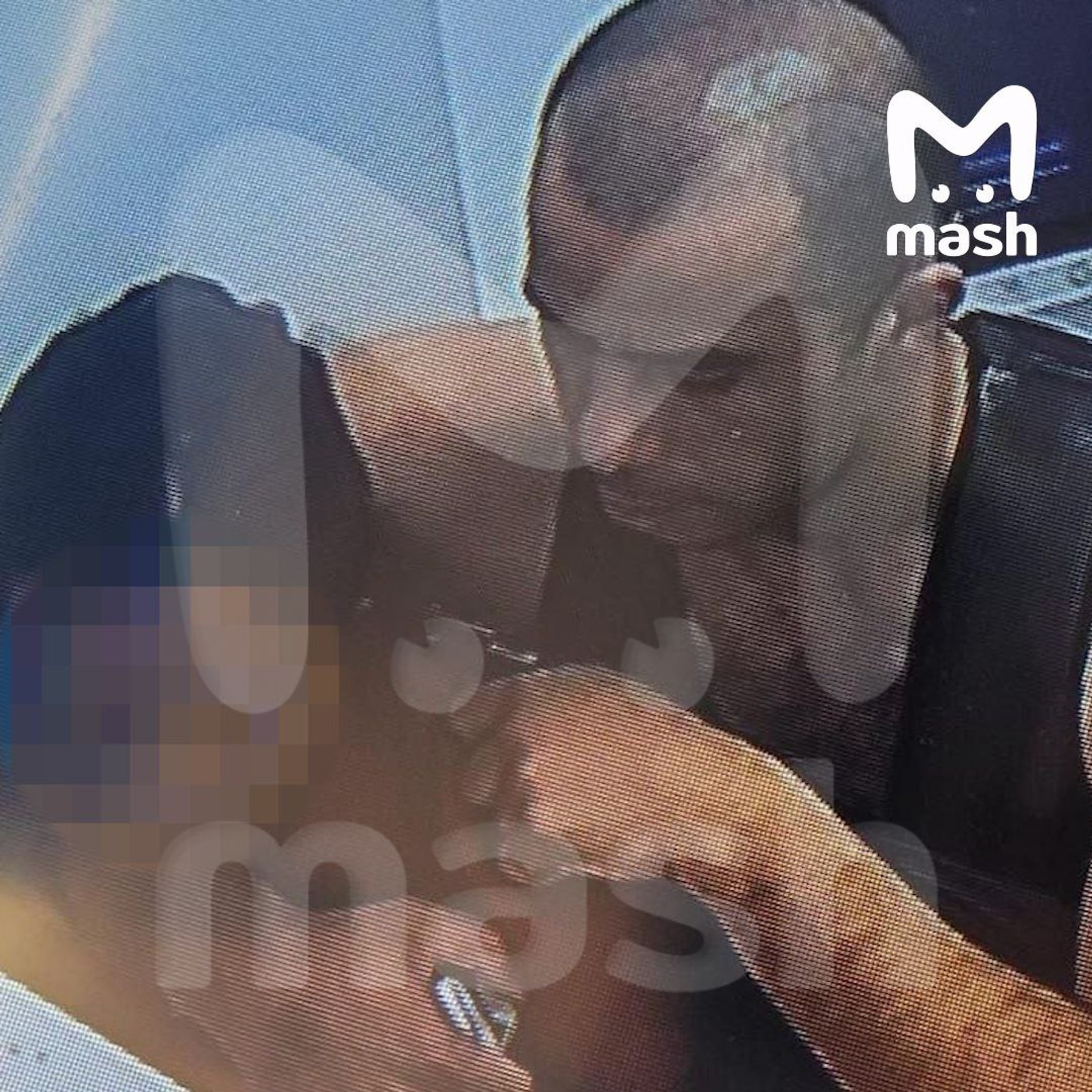Преступник держит пистолет у виска сотрудницы банка
Фото: Telegram-канал Mash