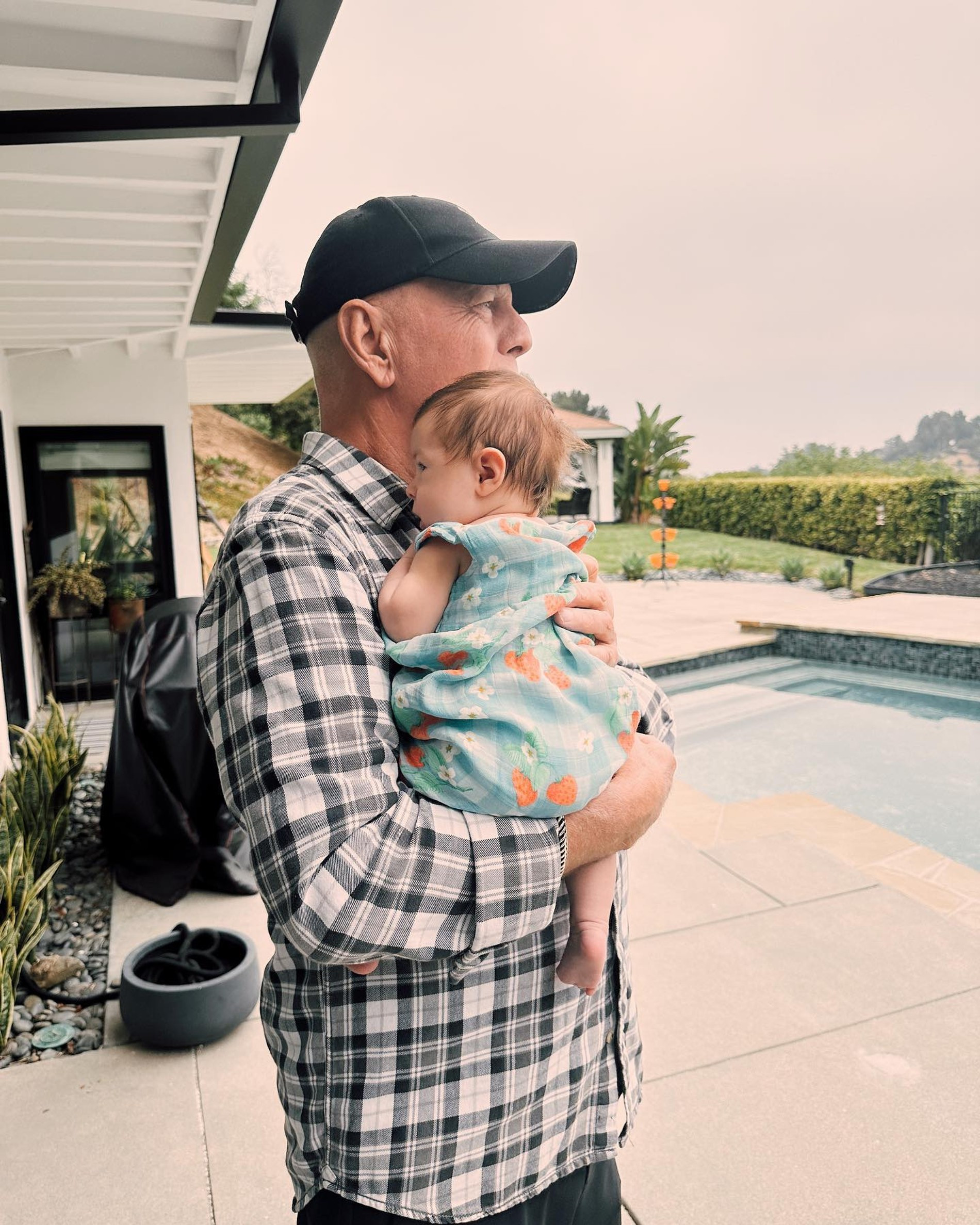 Брюс Уиллис с внучкой
Фото: Инстаграм (запрещен в РФ) @rumerwillis