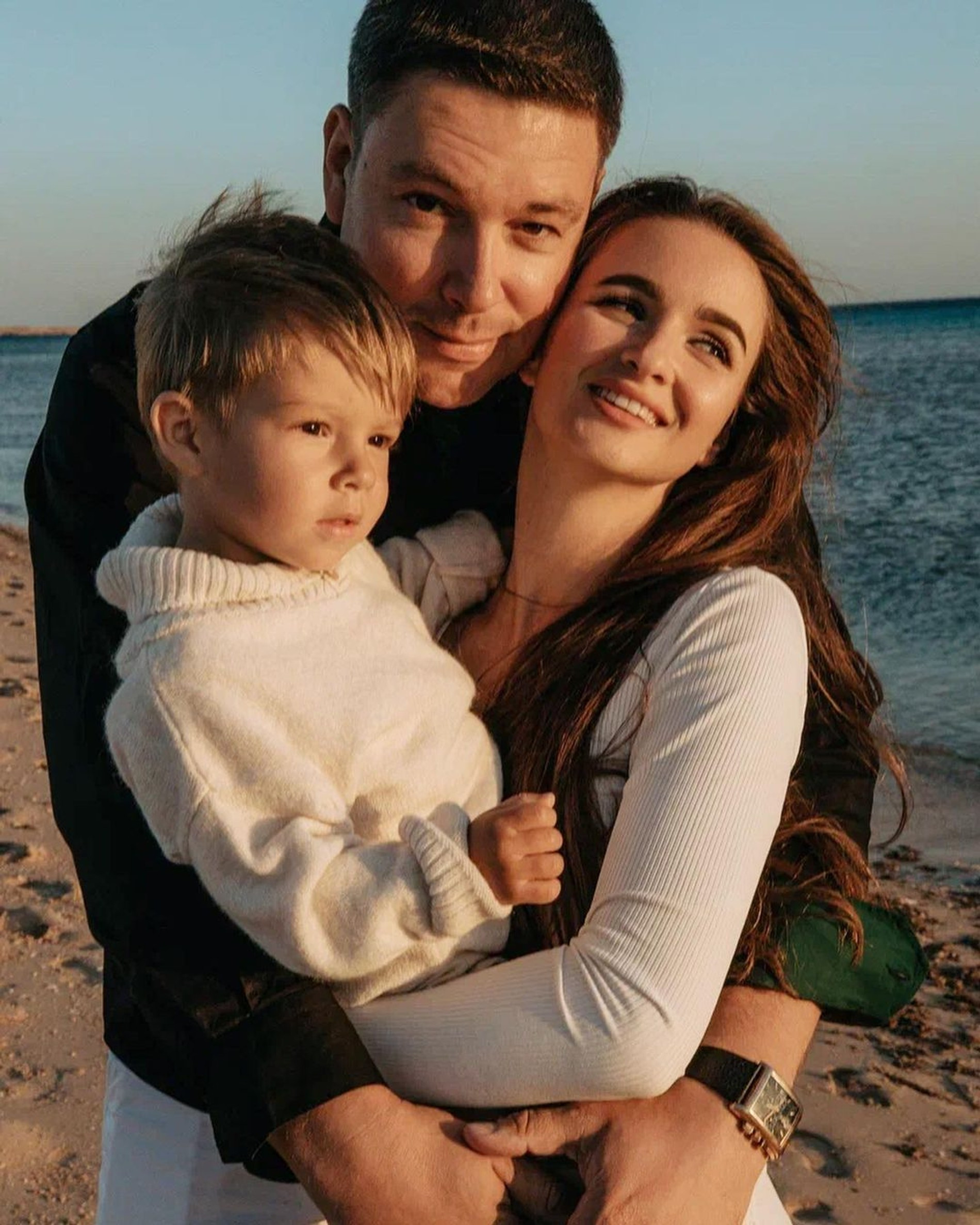 Андрей и Виктория Чуевы с сыном
Фото: Инстаграм (запрещен в РФ) / @viktory_chueva