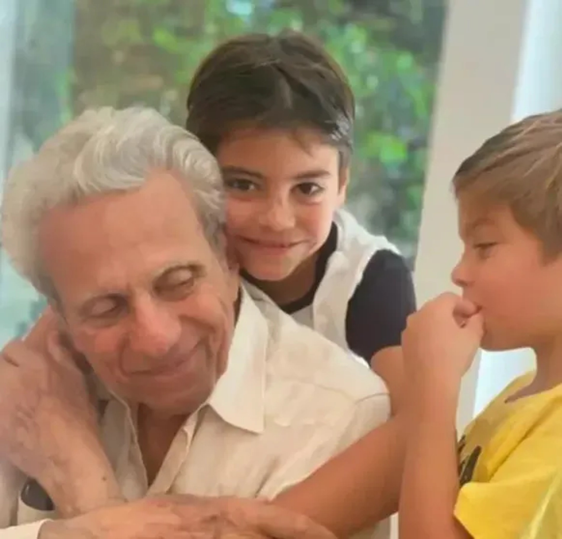 Отец Шакиры с внуками
Фото: Инстаграм (запрещен в РФ) / @shakira