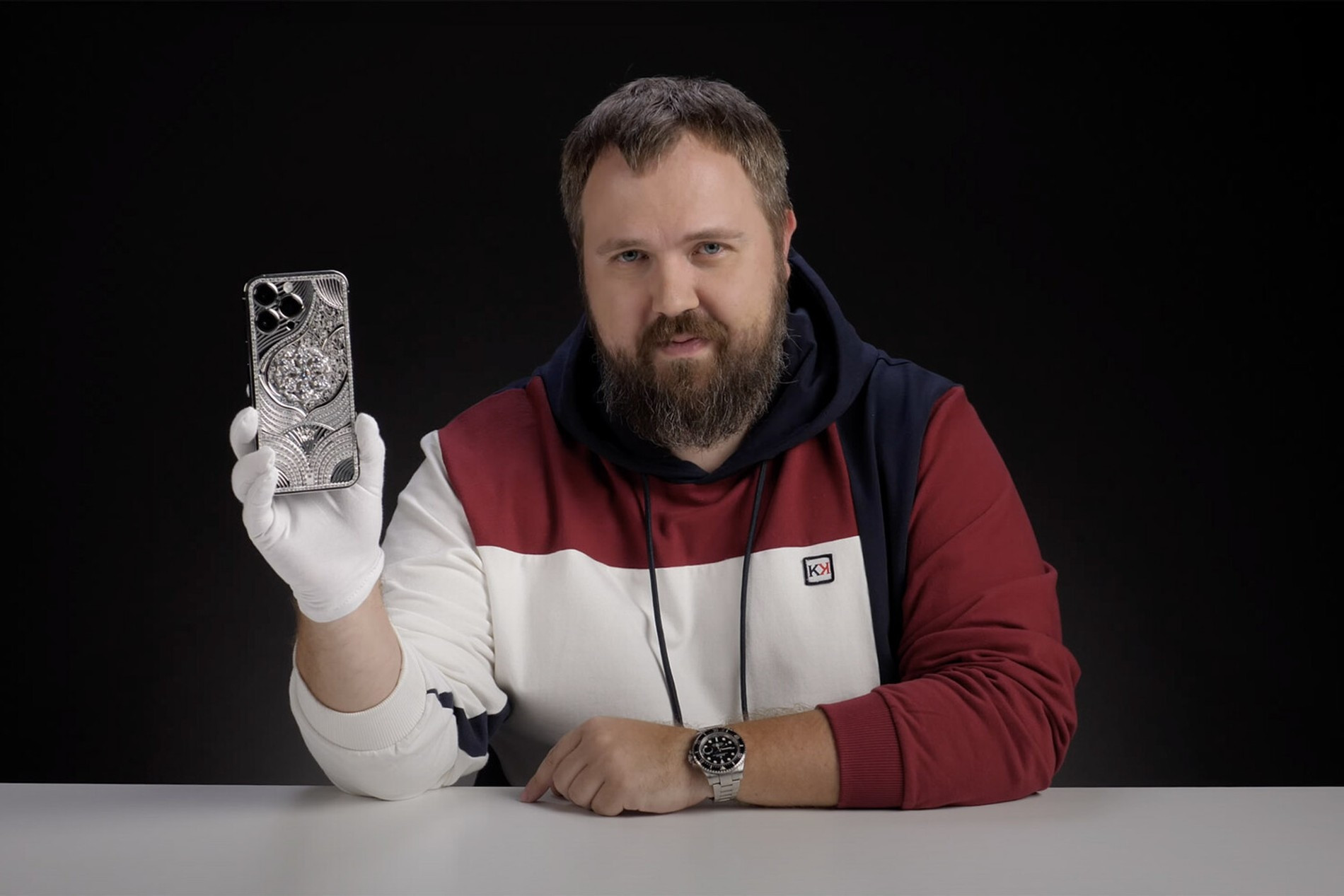 Блогер Валентин «Wylsacom» Петухов показал самый дорогой iPhone 14 Pro Max за 40 млн рублей
Фото: YouTube