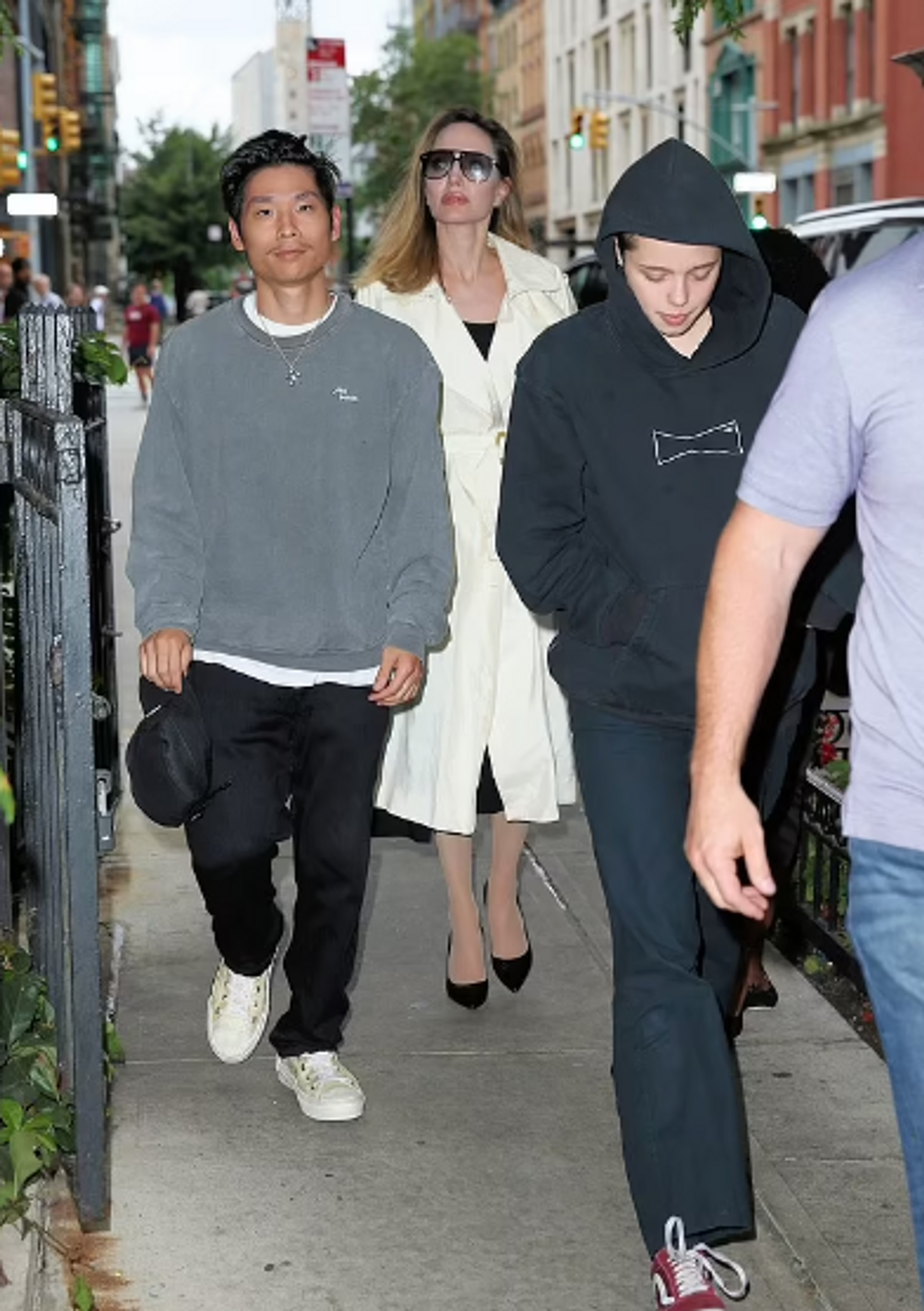Анджелина Джоли с сыном Паксом и дочерью Шайло
Фото: Daily Mail