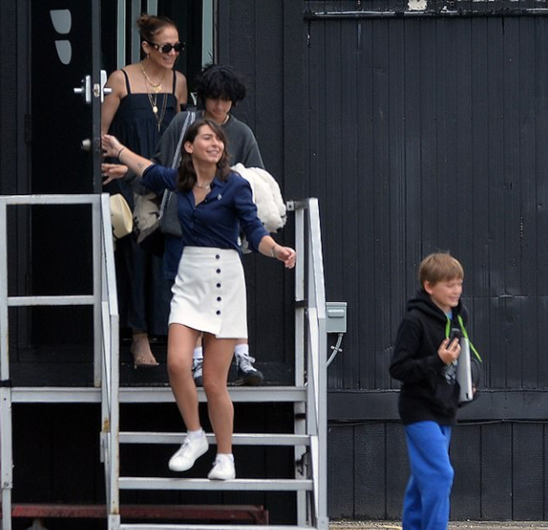 Дженнифер Лопес идет на посадку в вертолет
Фото: Daily Mail