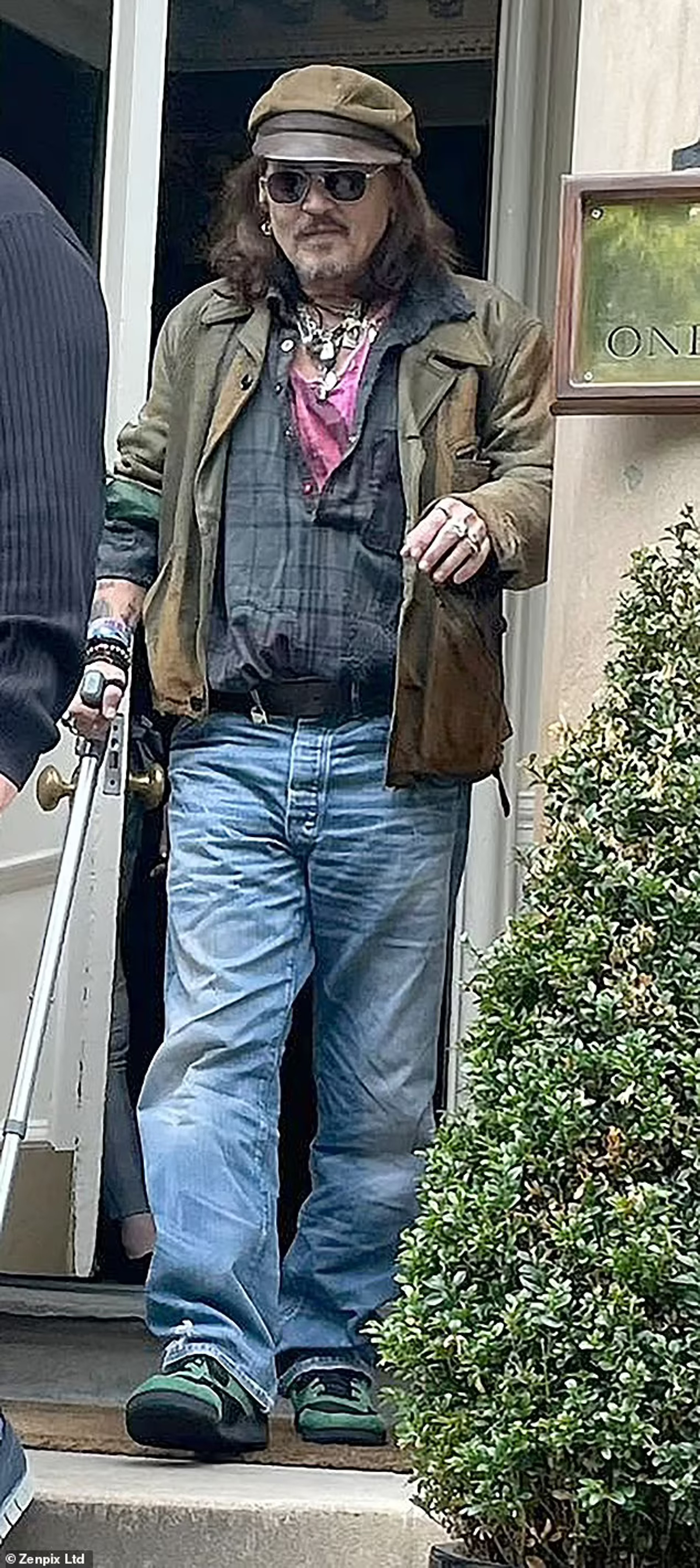 Джонни Депп выходит из отеля в Глазго. Фото: Zenpix Ltd