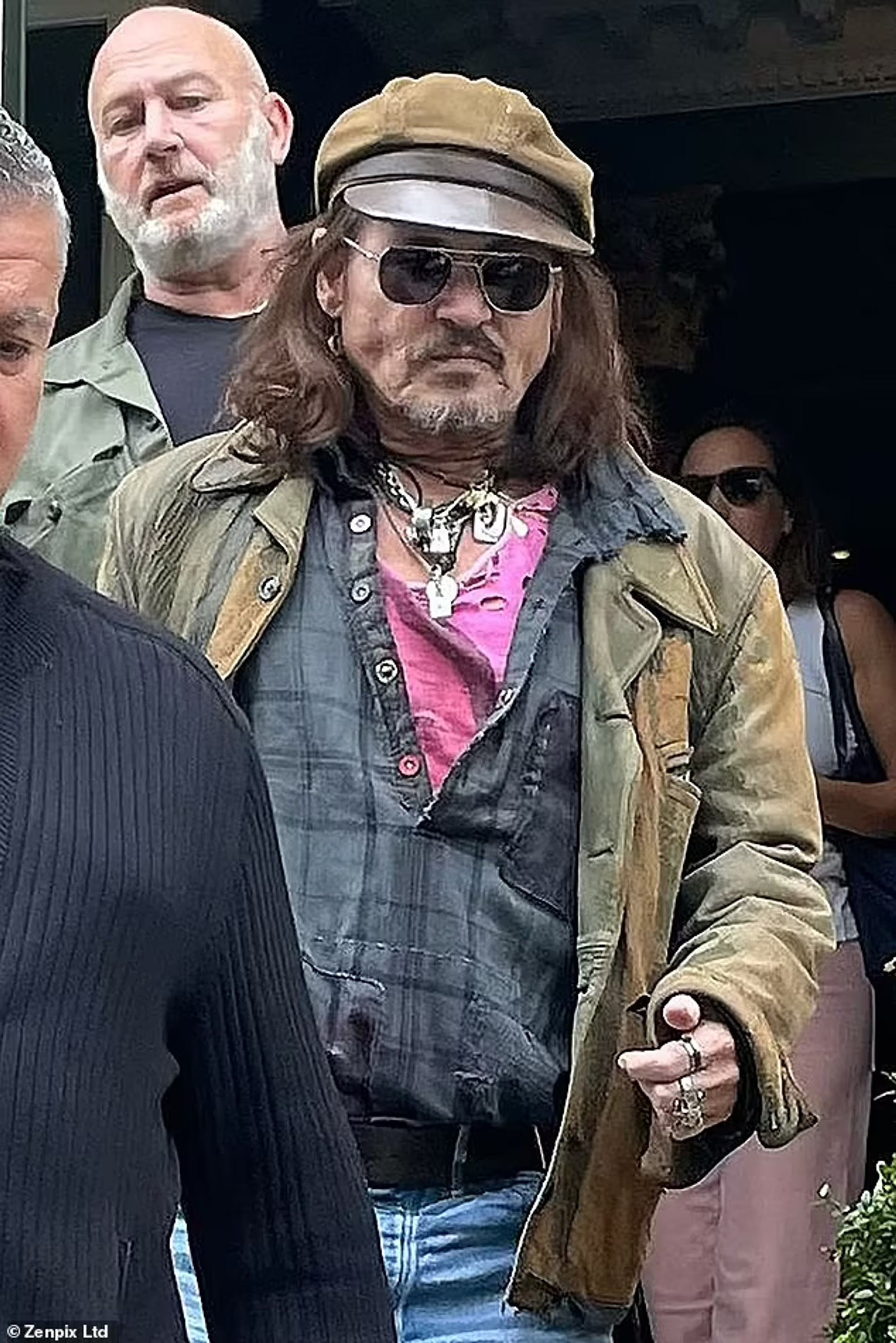 Джонни Депп выходит из отеля в Глазго. Фото: Zenpix Ltd