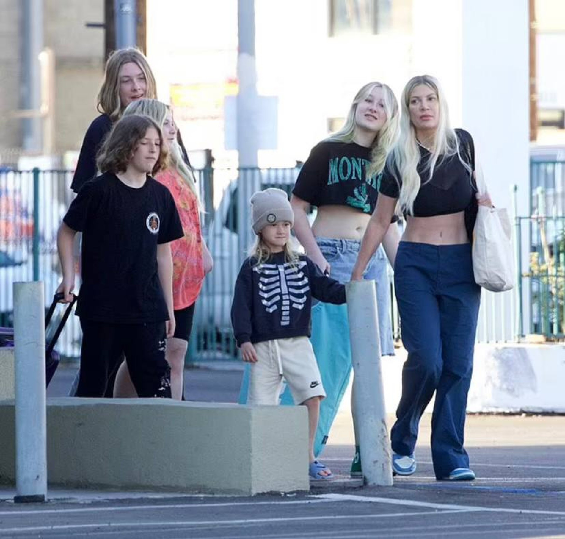 Тори и ее дети выходят из мотеля. Фото: Daily Mail