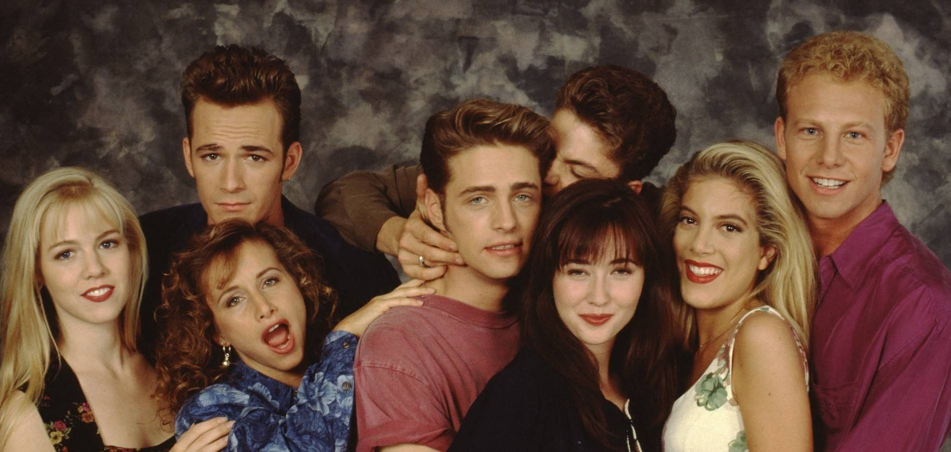 Актеры сериала «Беверли-Хиллз, 90210», Тори Спеллинг вторая справа. Фото: Getty Images