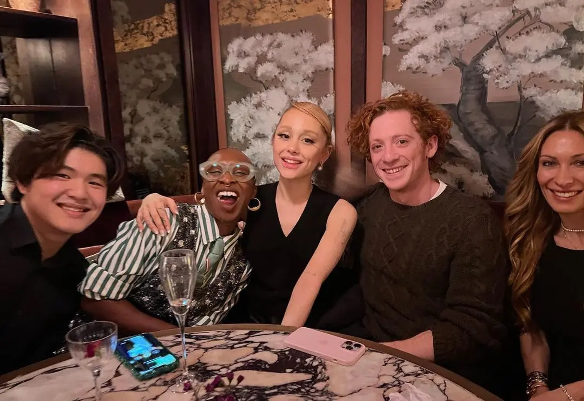 Гранде и Слейтер на ужине с коллегами по мюзиклу «Злая». Фото: Инстаграм* @michelleyeoh_official