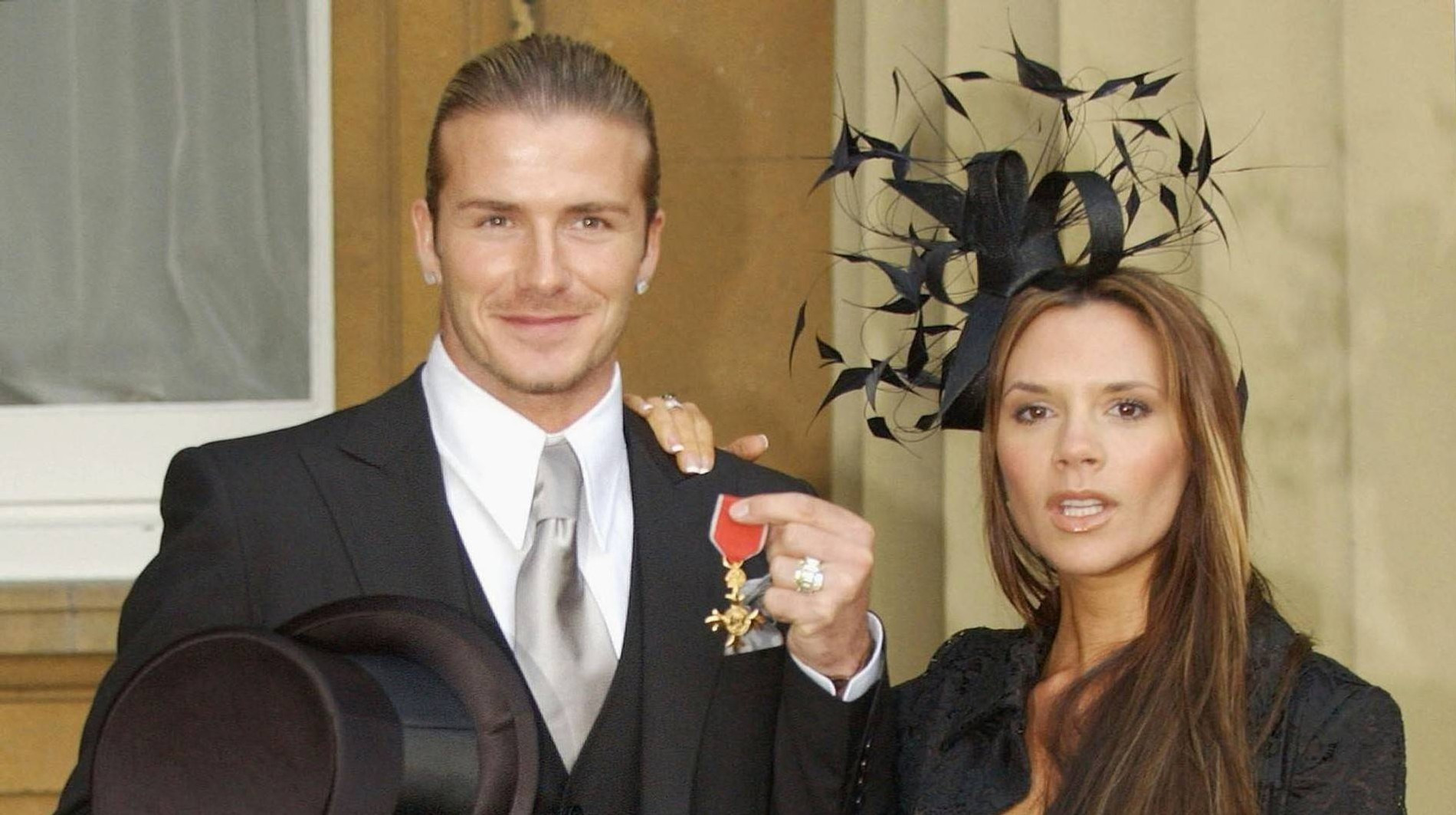 Дэвид и Виктория Бекхэм после награждения футболиста орденом Британской империи в 2003 году. Фото: Getty Images