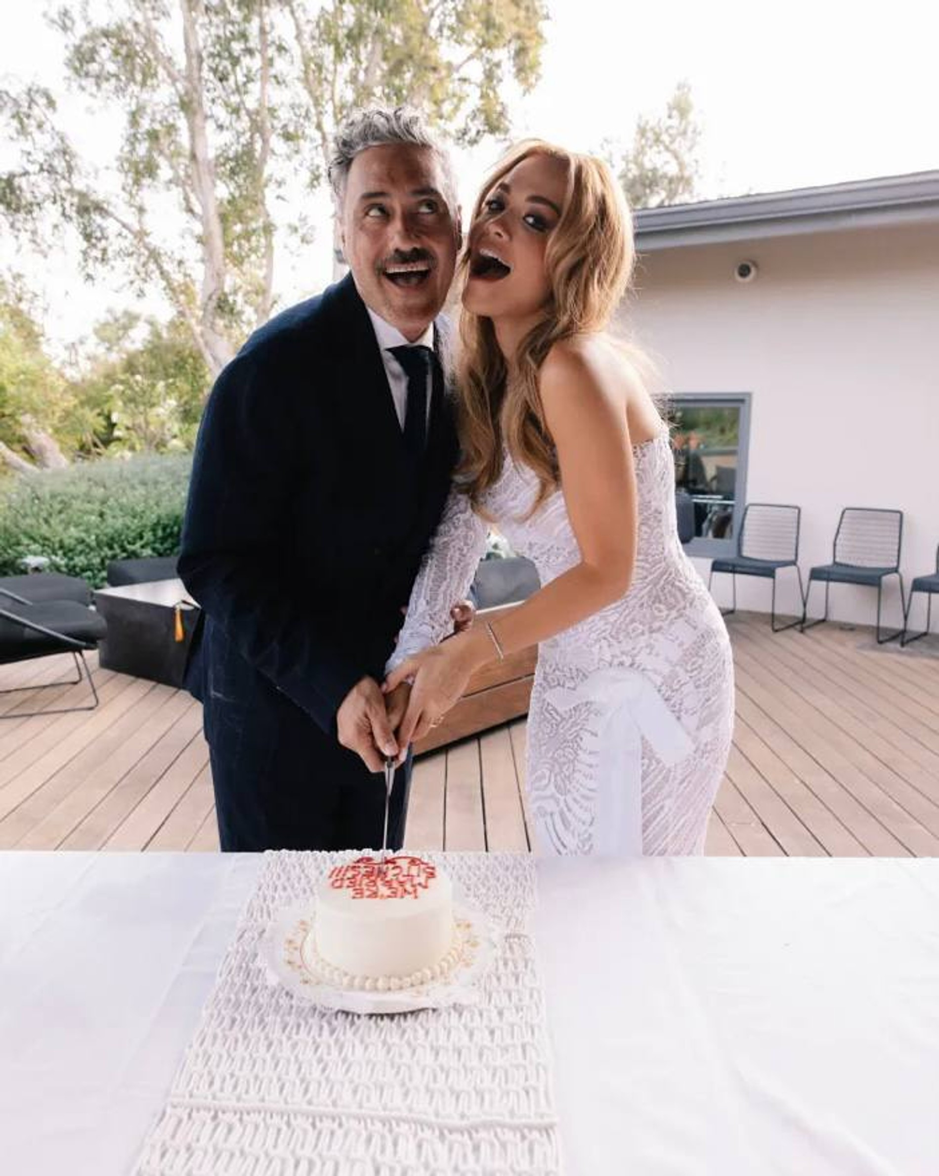 Тайка Вайтити и Рита Ора со свадебным тортом. Фото: Vogue
