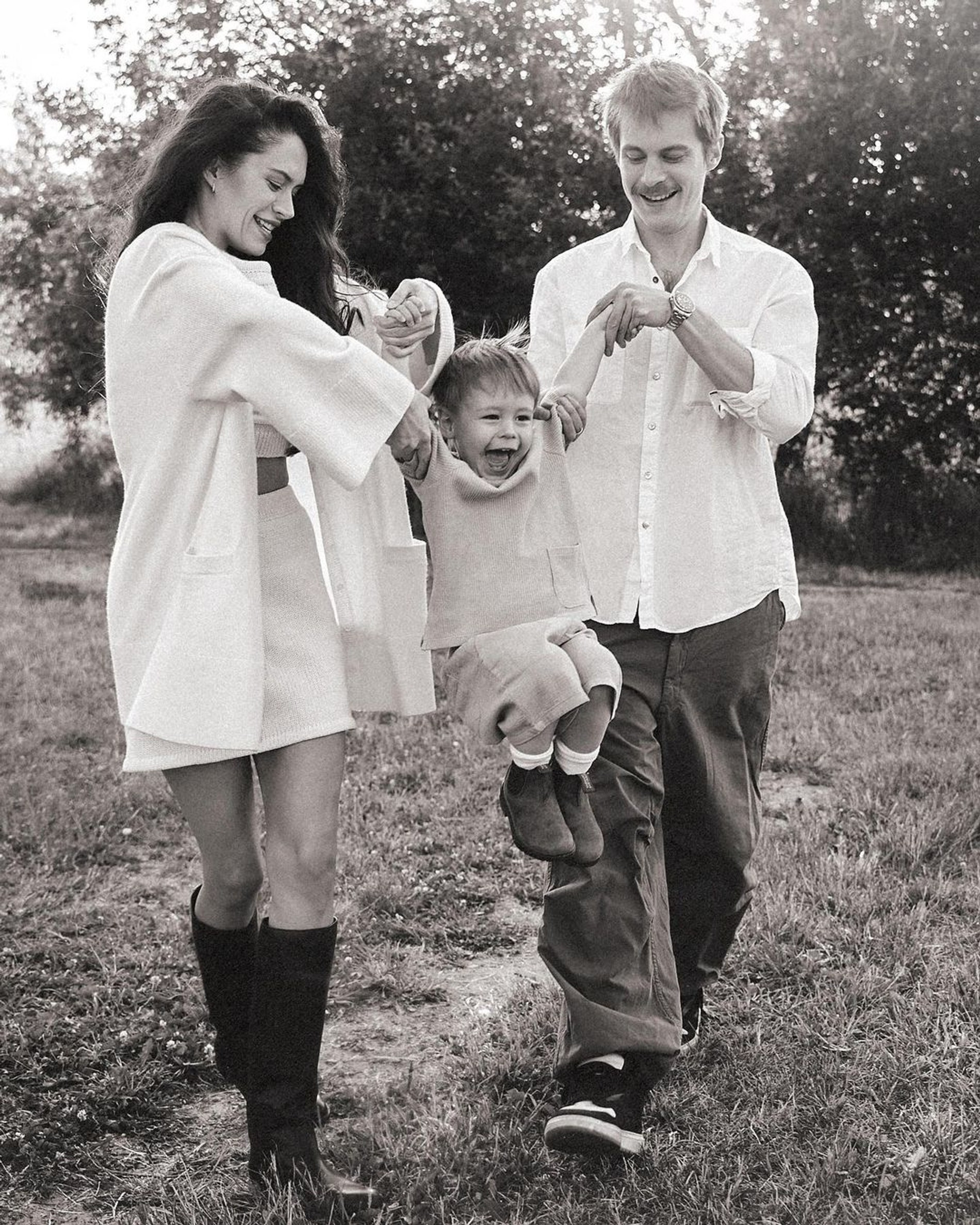 В июне Диана и Иван поделились семейной фотосессией в честь  второго дня рождения сына. Фото: Инстаграм* @dianapozharskaya