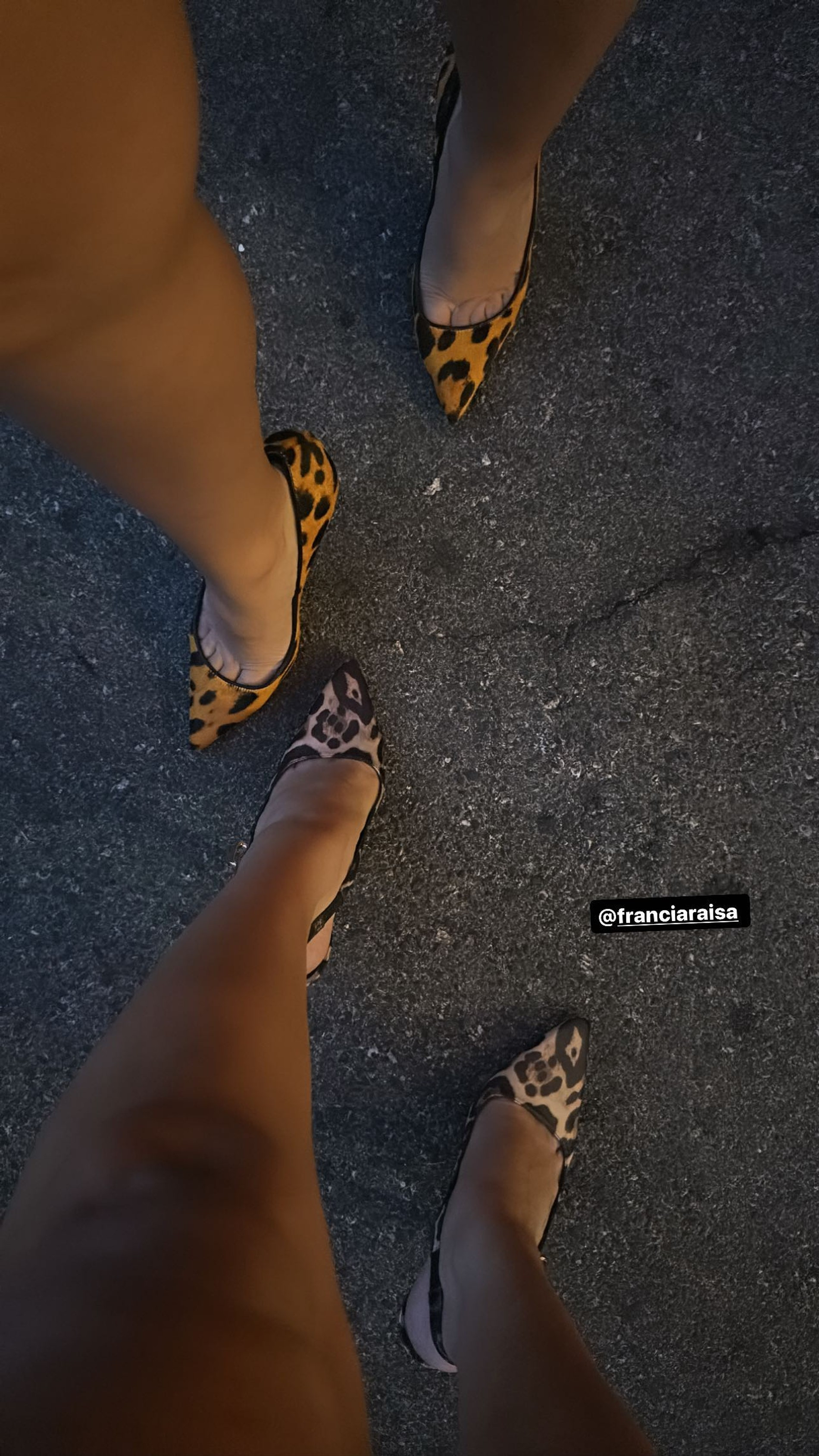 Девушки не сговариваясь надели похожие туфли. Фото: Инстаграм* @selenagomez