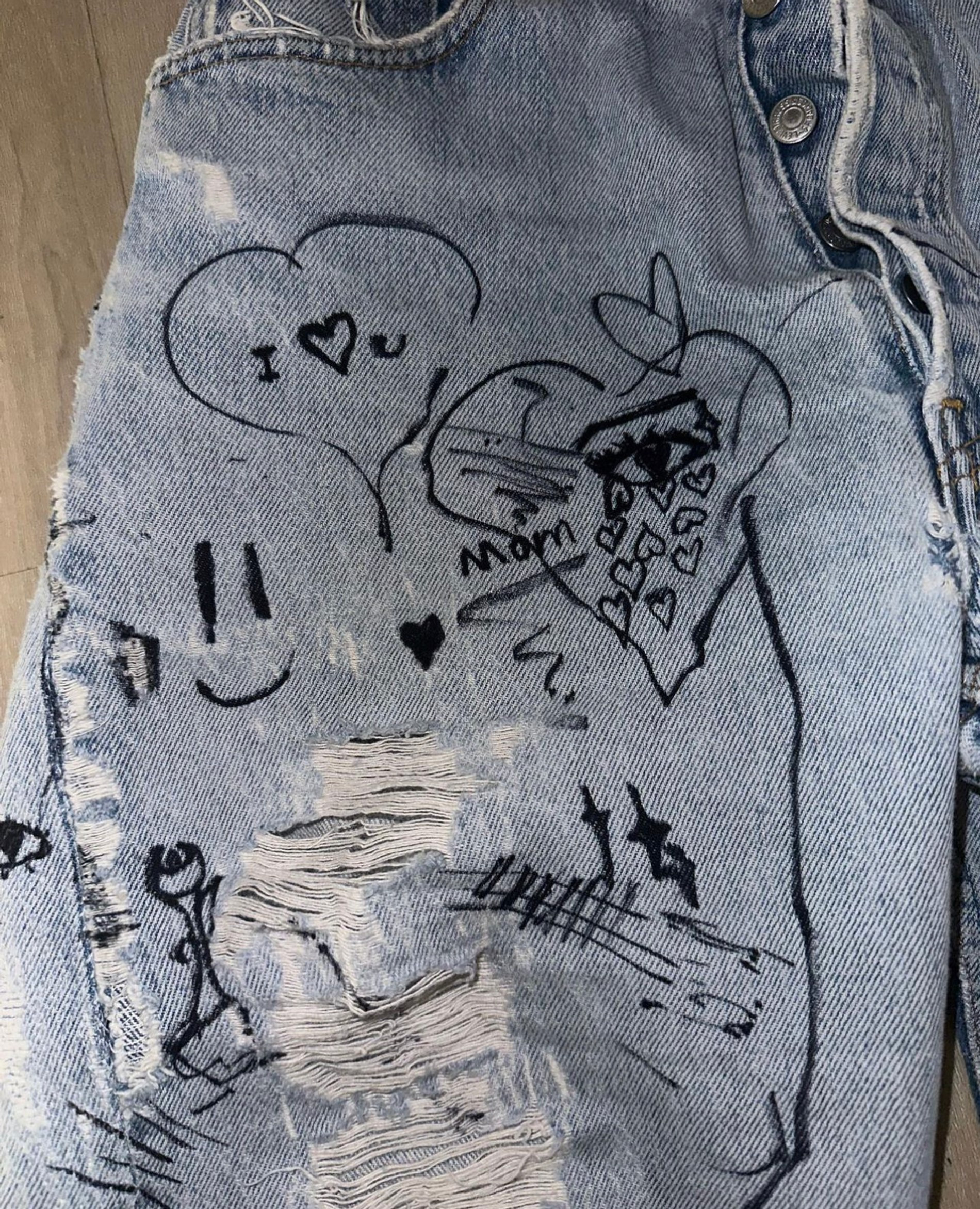 Разрисованные детьми джинсы. Фото: Инстаграм (запрещен в РФ) @kimkardashian