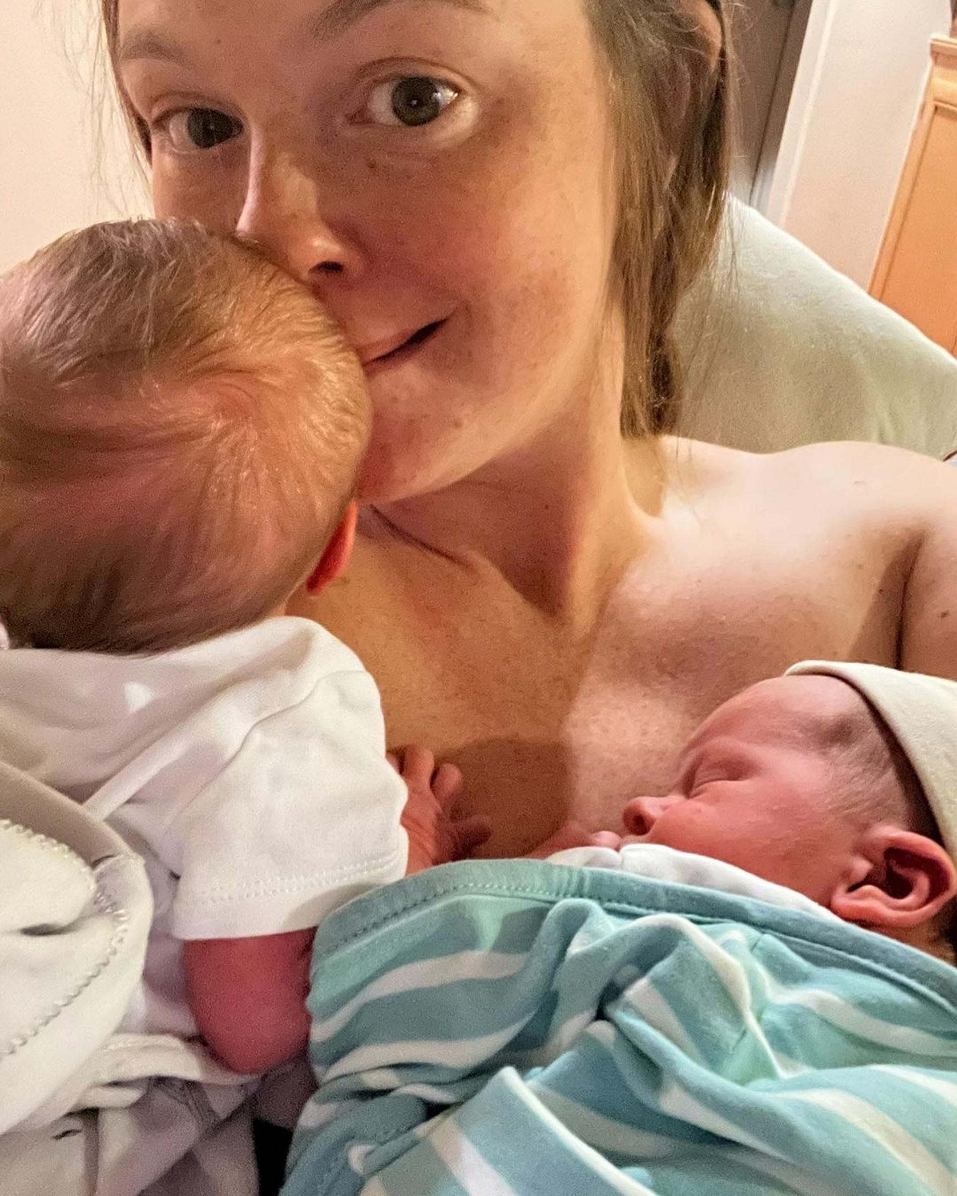 Анастасия с новорожденными. Фото: Инстаграм* @anastasia_strizhenova