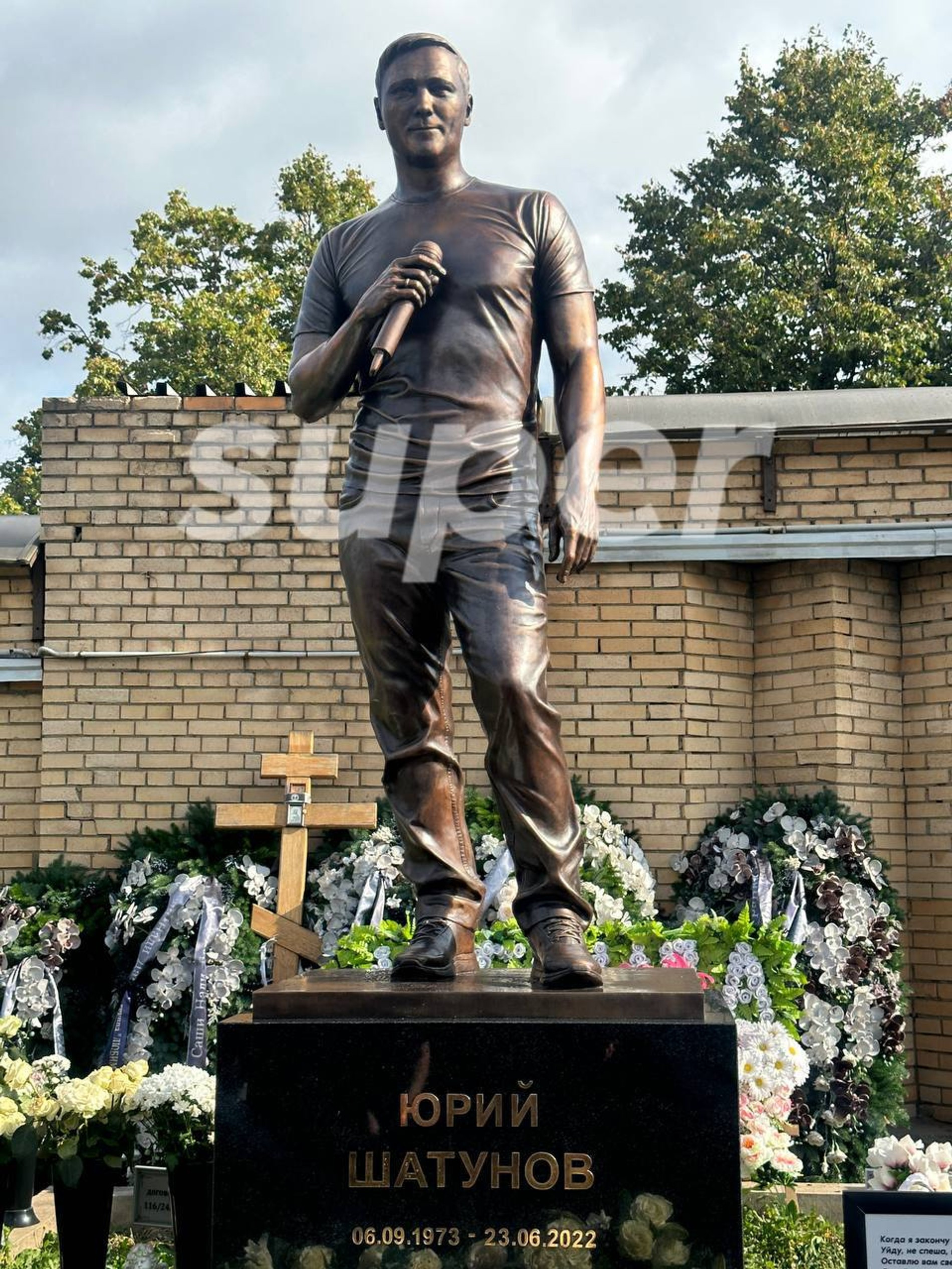 Памятник Юрию Шатунову на Троекуровском кладбище. Фото: Super