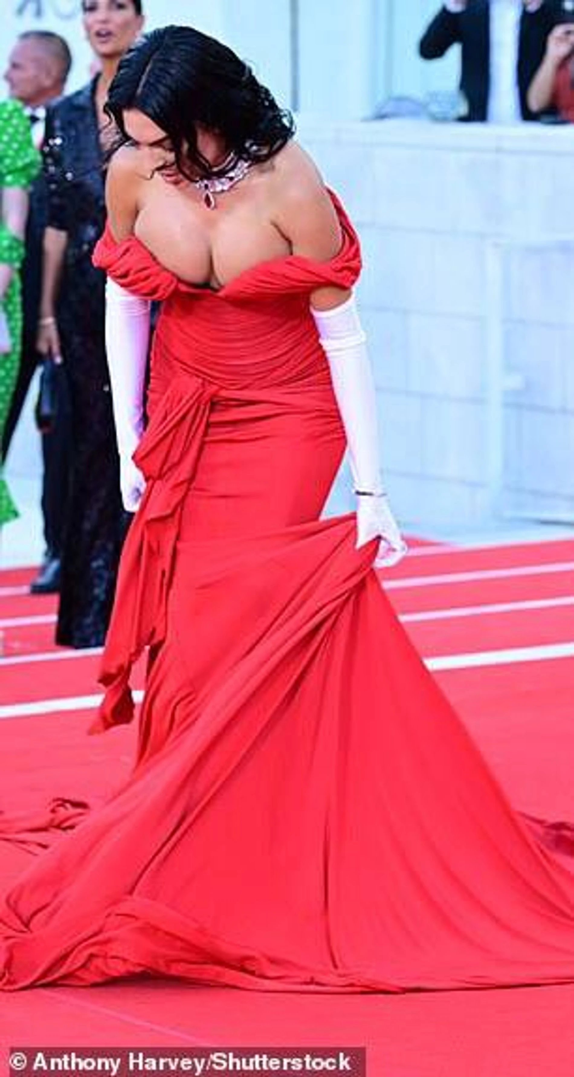 Джорджина Родригес на Венецианском кинофестивале. Фото: Daily Mail