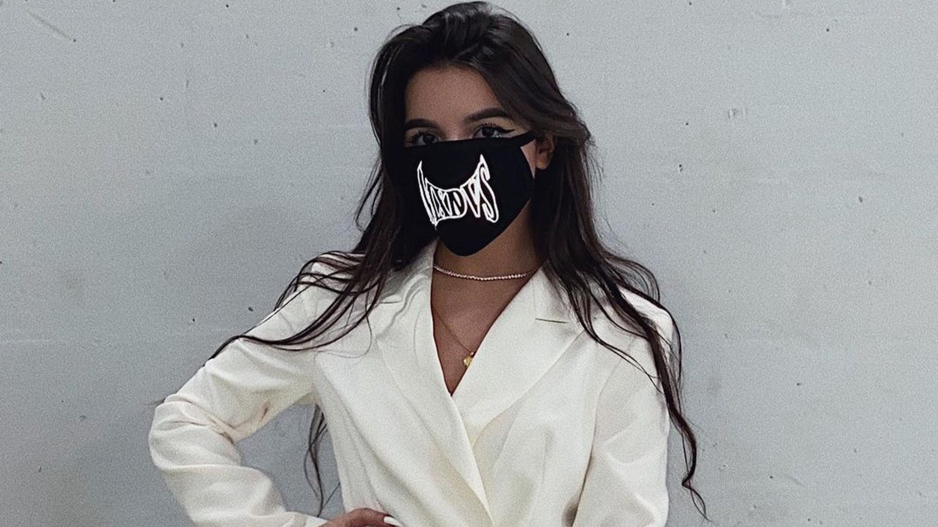 Амина Тендерлибае в маске, которая долгое время была ее фишке в Сети. Фото: Инстаграм (запрещен в РФ) @tenderlybae