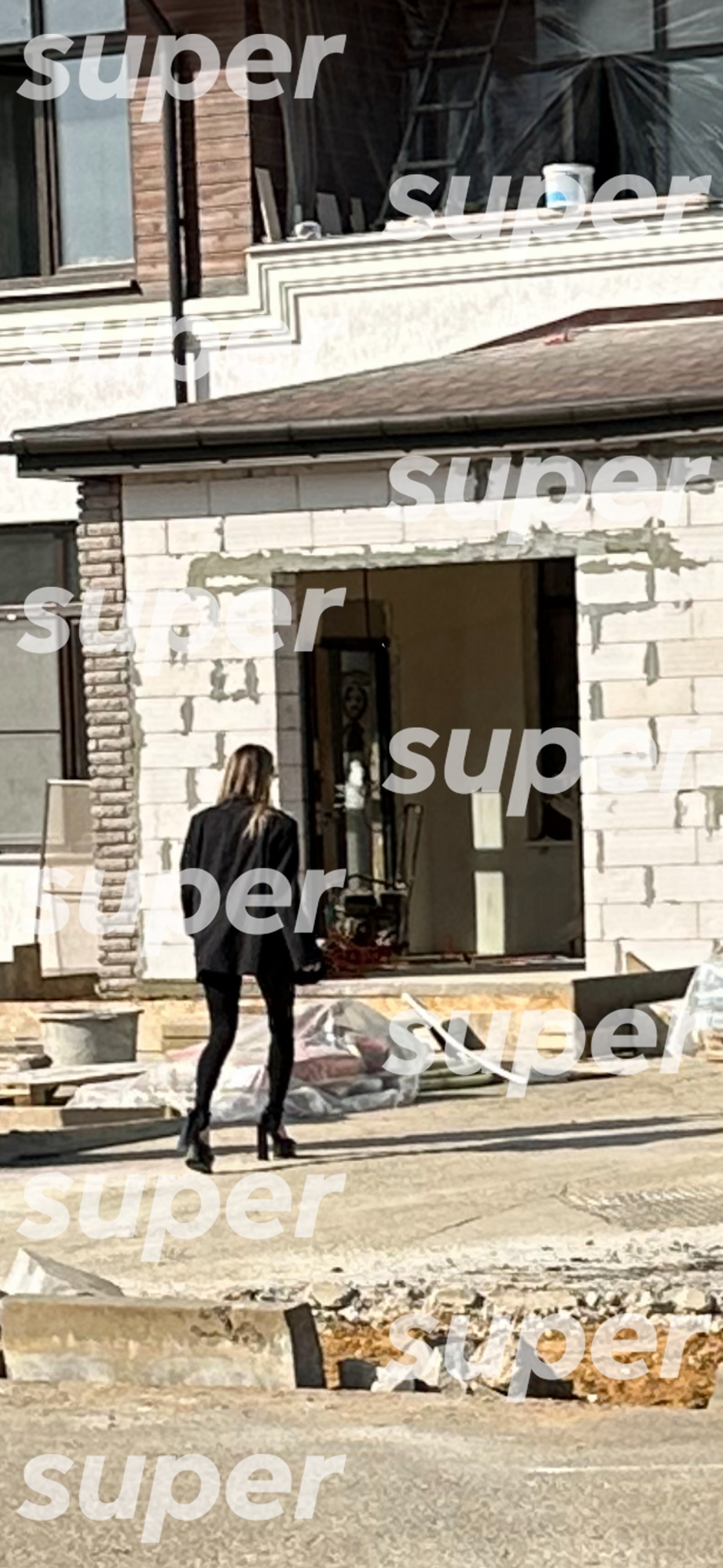 Анна Хилькевич на стройке собственного дома. Фото: Super