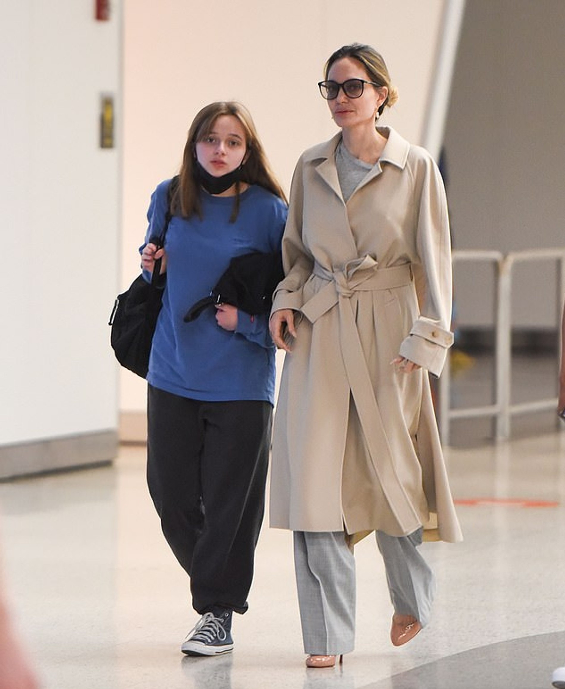 Анджелина Джоли с дочерью Вивьен в аэропорту Нью-Йорка. Фото: Daily Mail