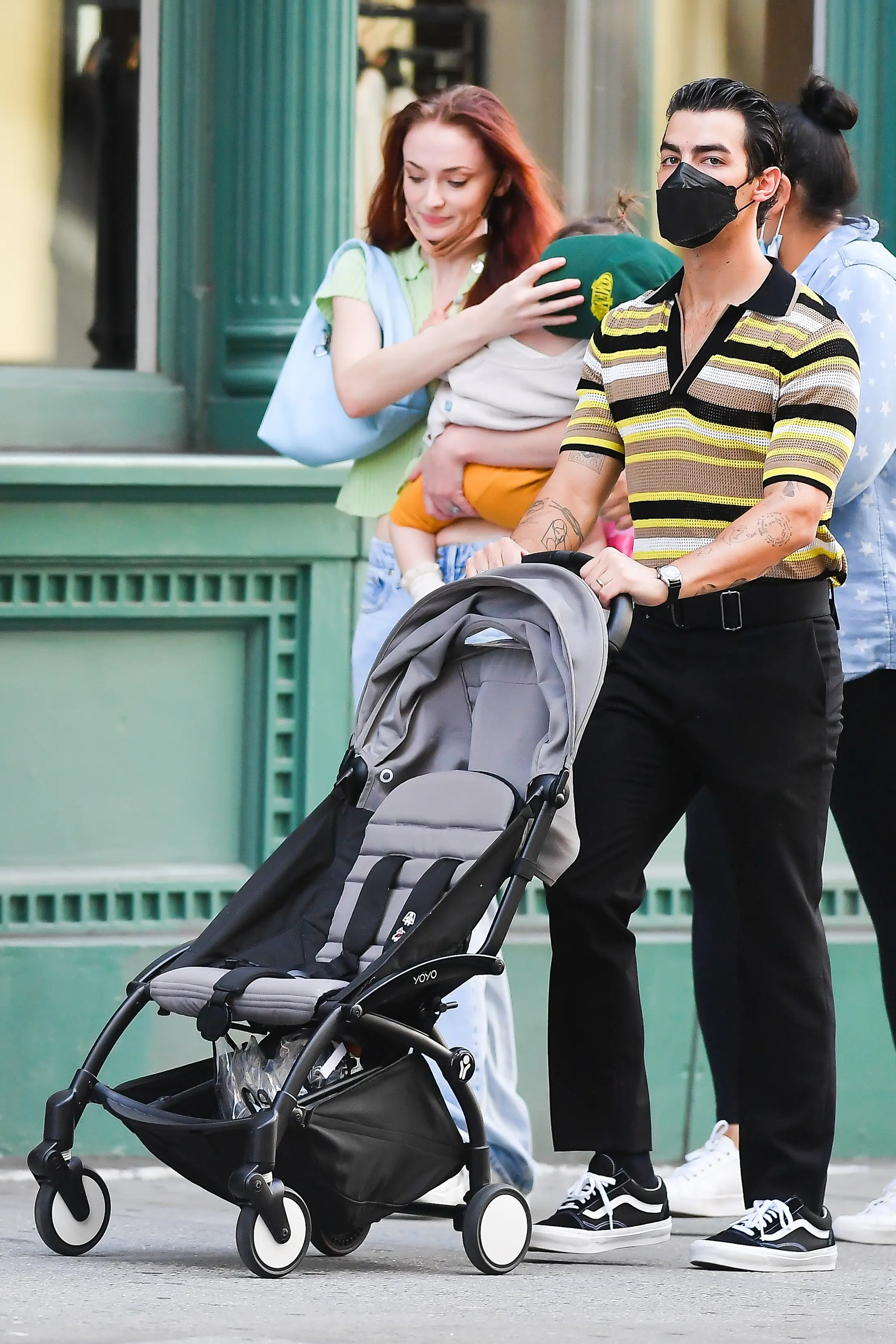 Софи Тернер и Джо Джонас на прогулке с младшей дочерью Дельфиной. Фото: Page Six
