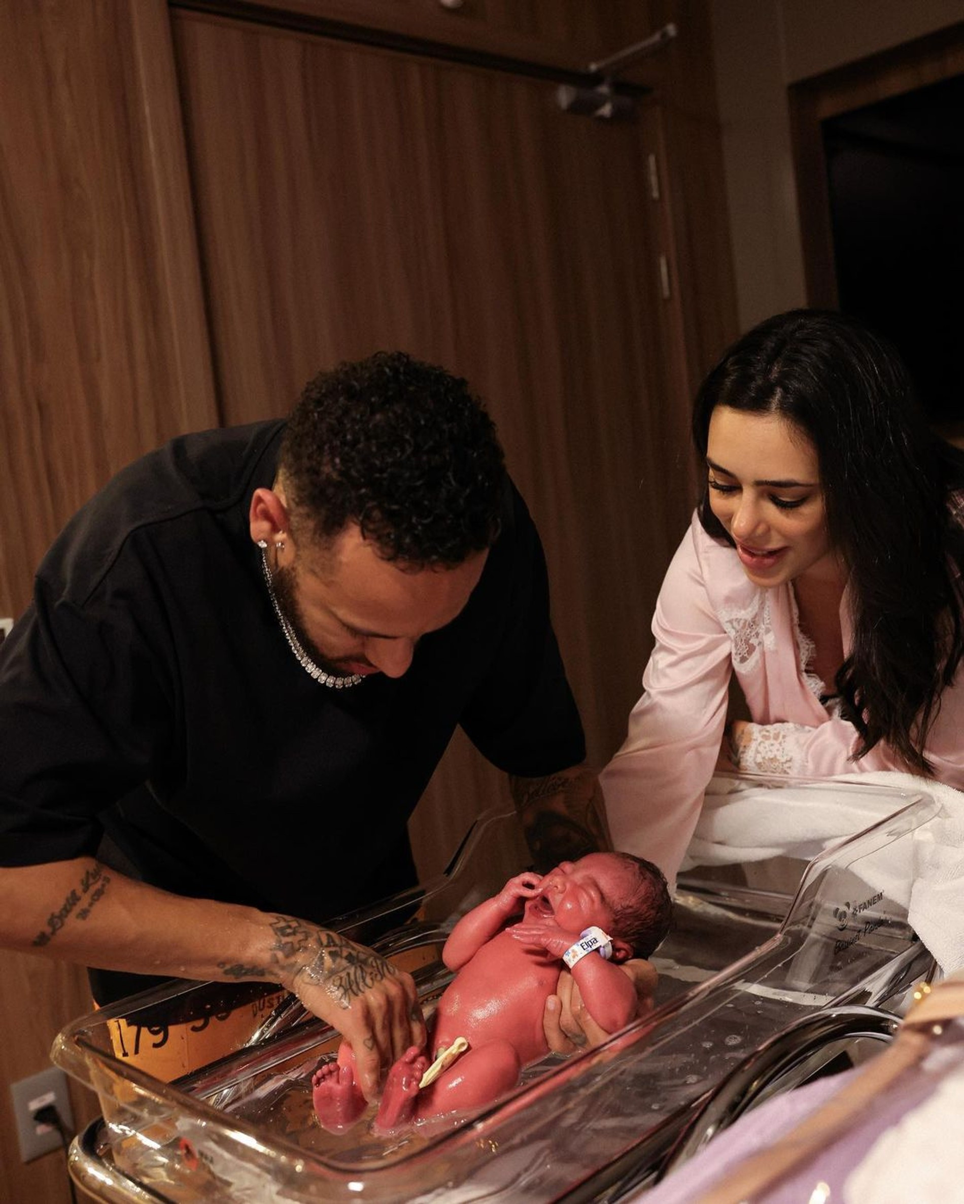 Неймар, Бруна Бьянкарди и их новорожденная дочка Мэви. Фото: Инстаграм* @neymarjr