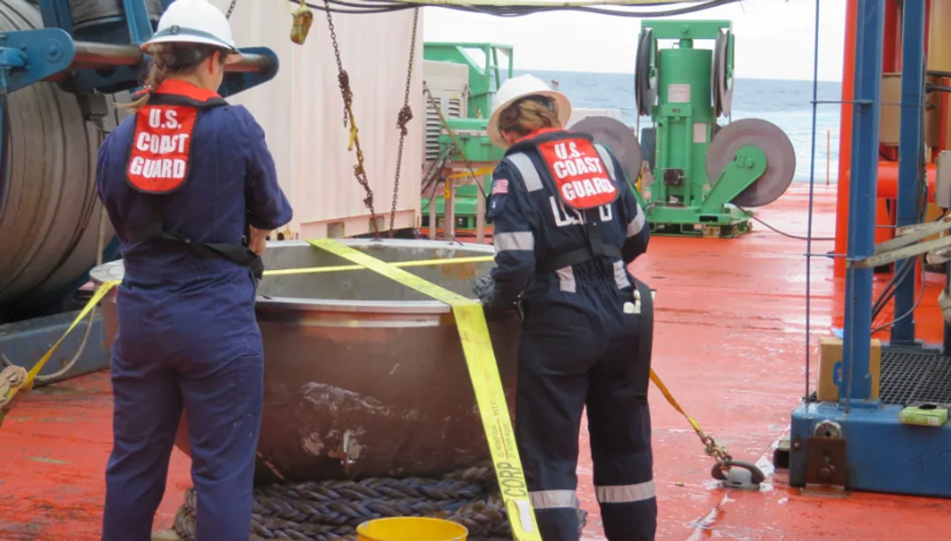 Инженеры береговой охраны по морской безопасности проводят обследование кормовой титановой крышки «Титана» в северной части Атлантического океана 1 октября. Фото: CNN