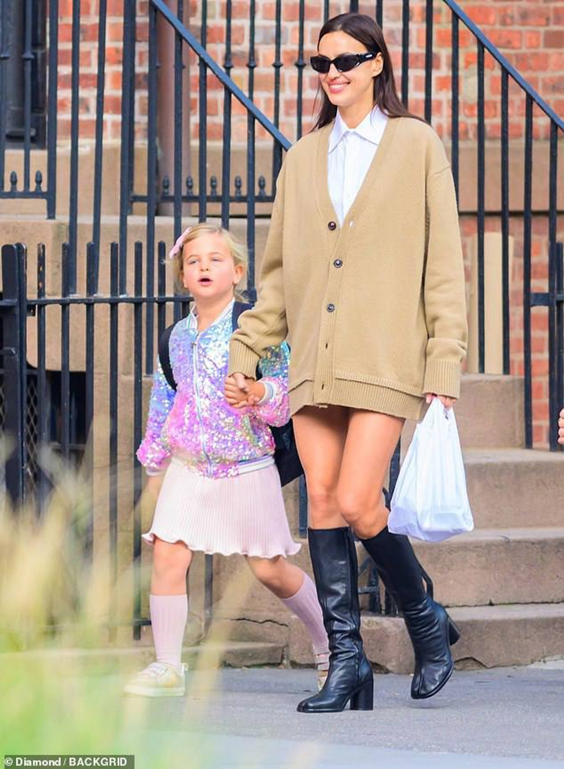 Ирина Шейк с дочерью Леей в Нью-Йорке. Фото: BACKGRID