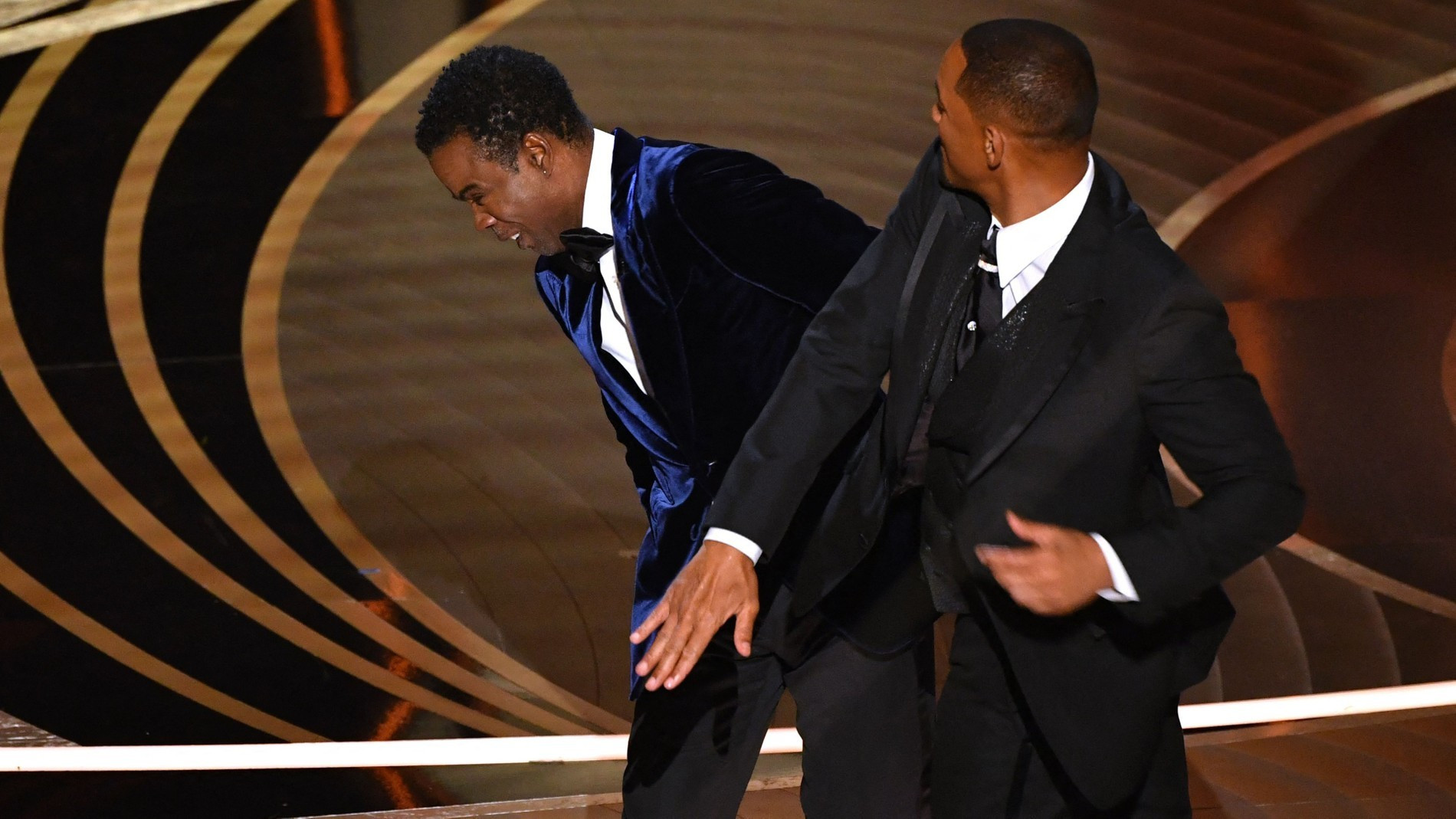 Уилл Смит дает пощечину Крису Року на «Оскаре»-2022. Фото: AFP