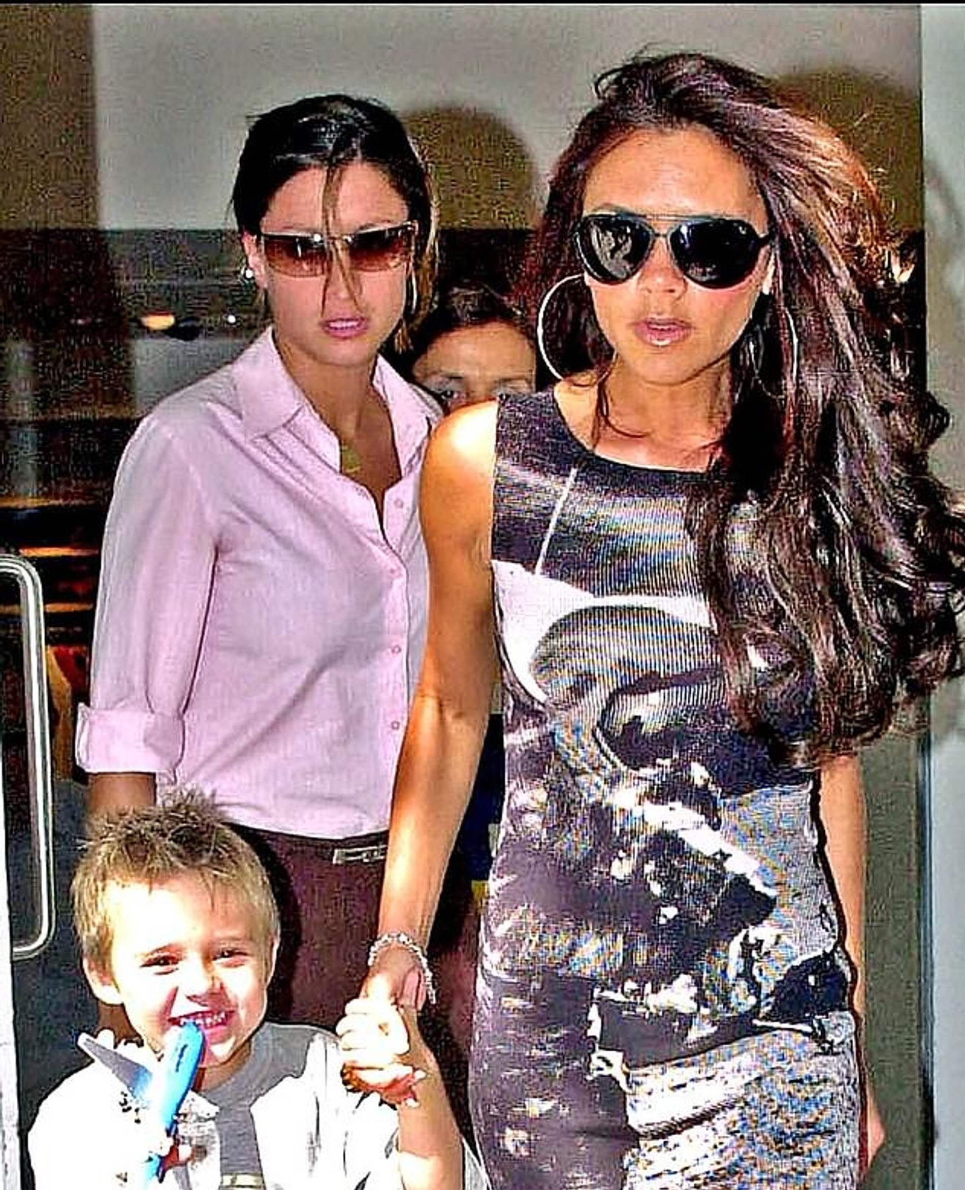Ребекка Лоос и Виктория Бекхэм с сыном Ромео во время шопинга в Мадриде в 2003 году. Фото: Daily Mail