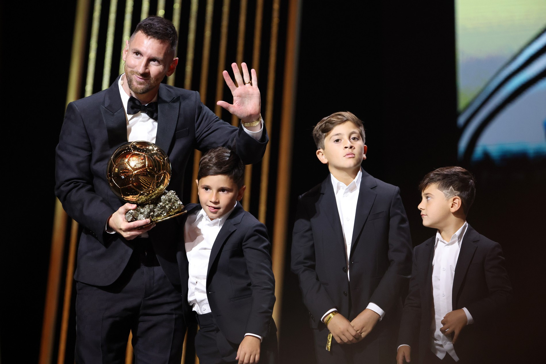 Лионель Месси с сыновьями на церемонии вручения премии «Золотой мяч — 2023». Фото: Getty Images 