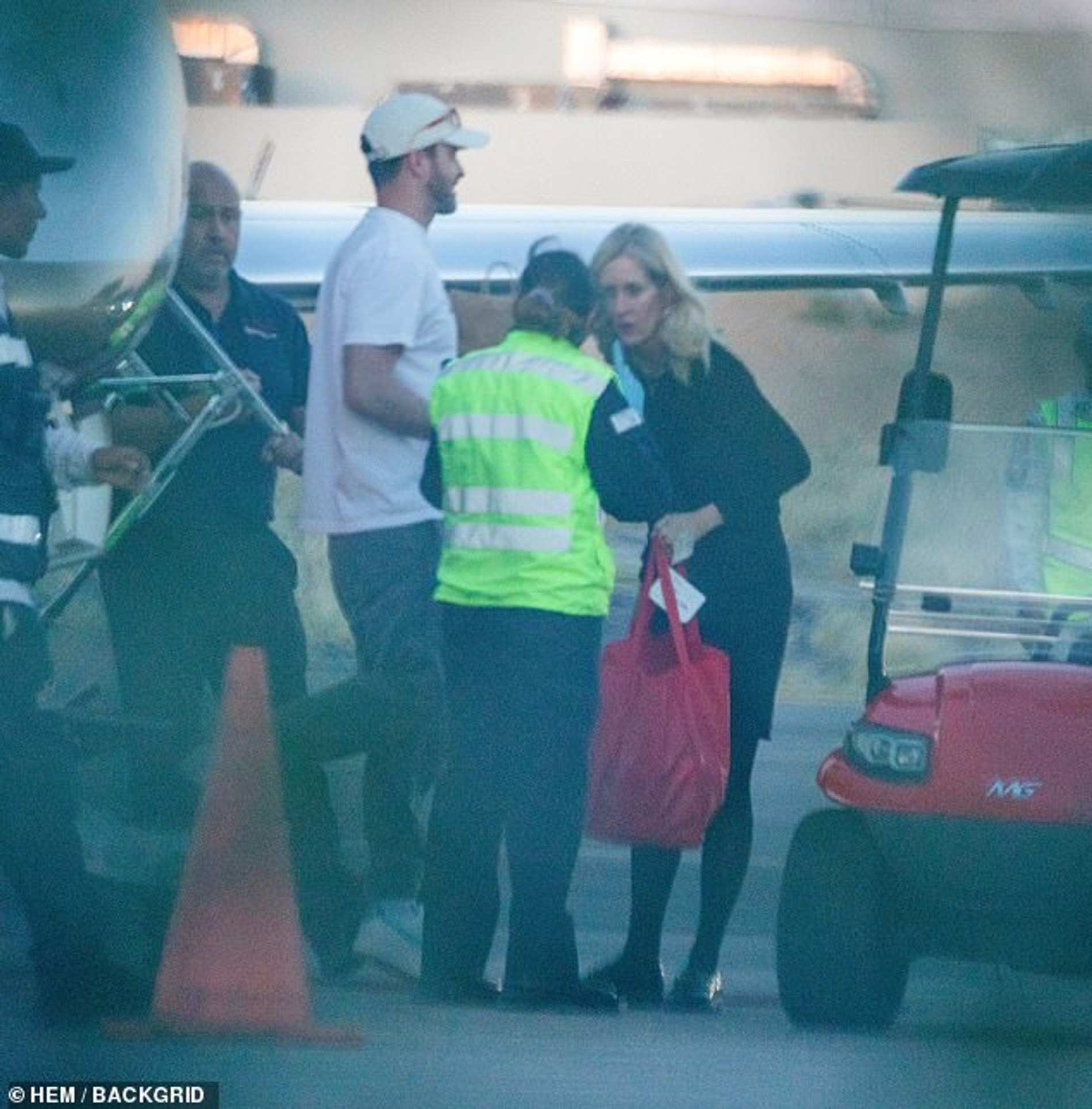 Джастин Тимберлейк с семьей в частном аэропорту Мексики. Фото: BackGrid