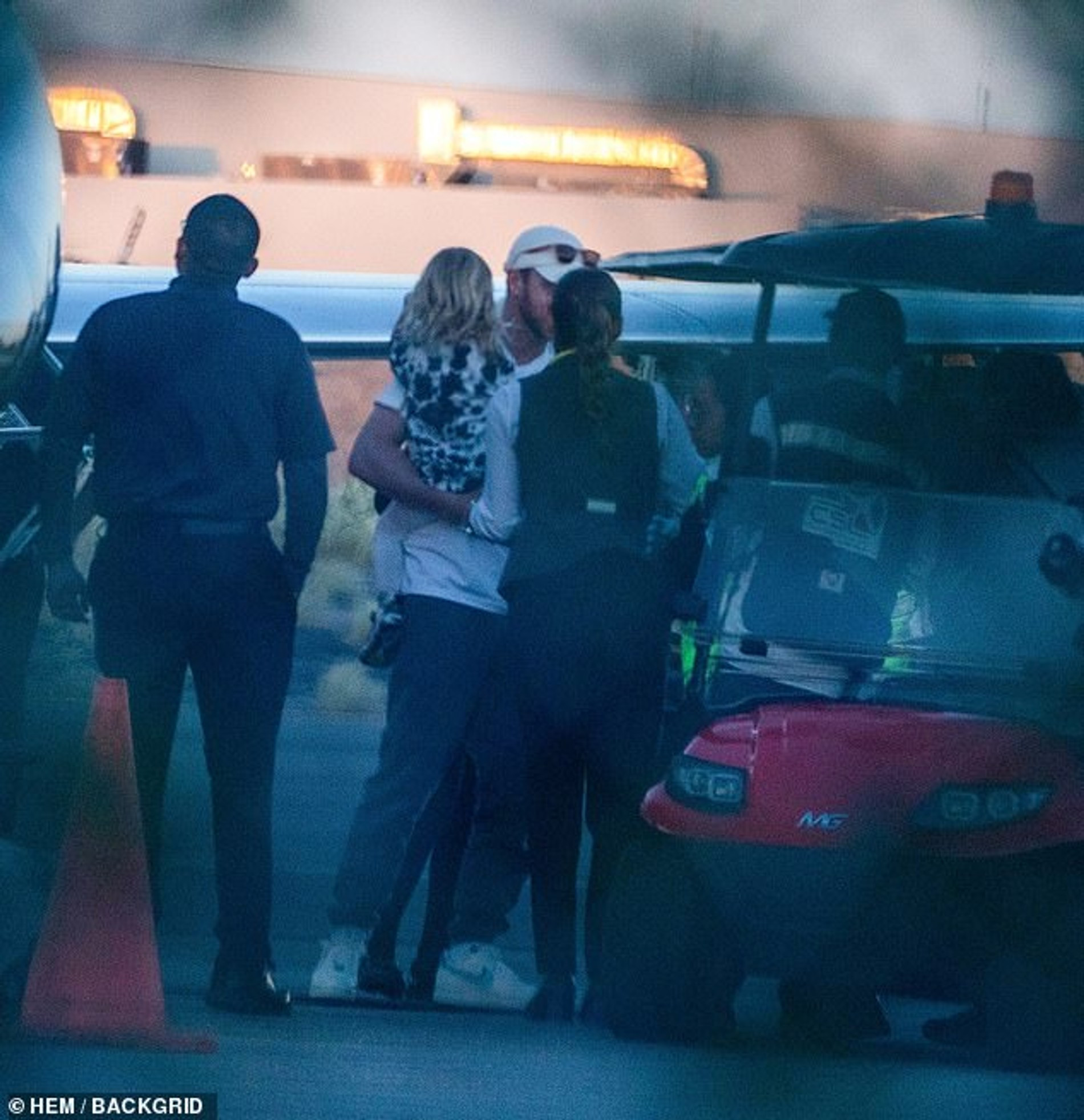 Джастин Тимберлейк с семьей в частном аэропорту Мексики. Фото: BackGrid