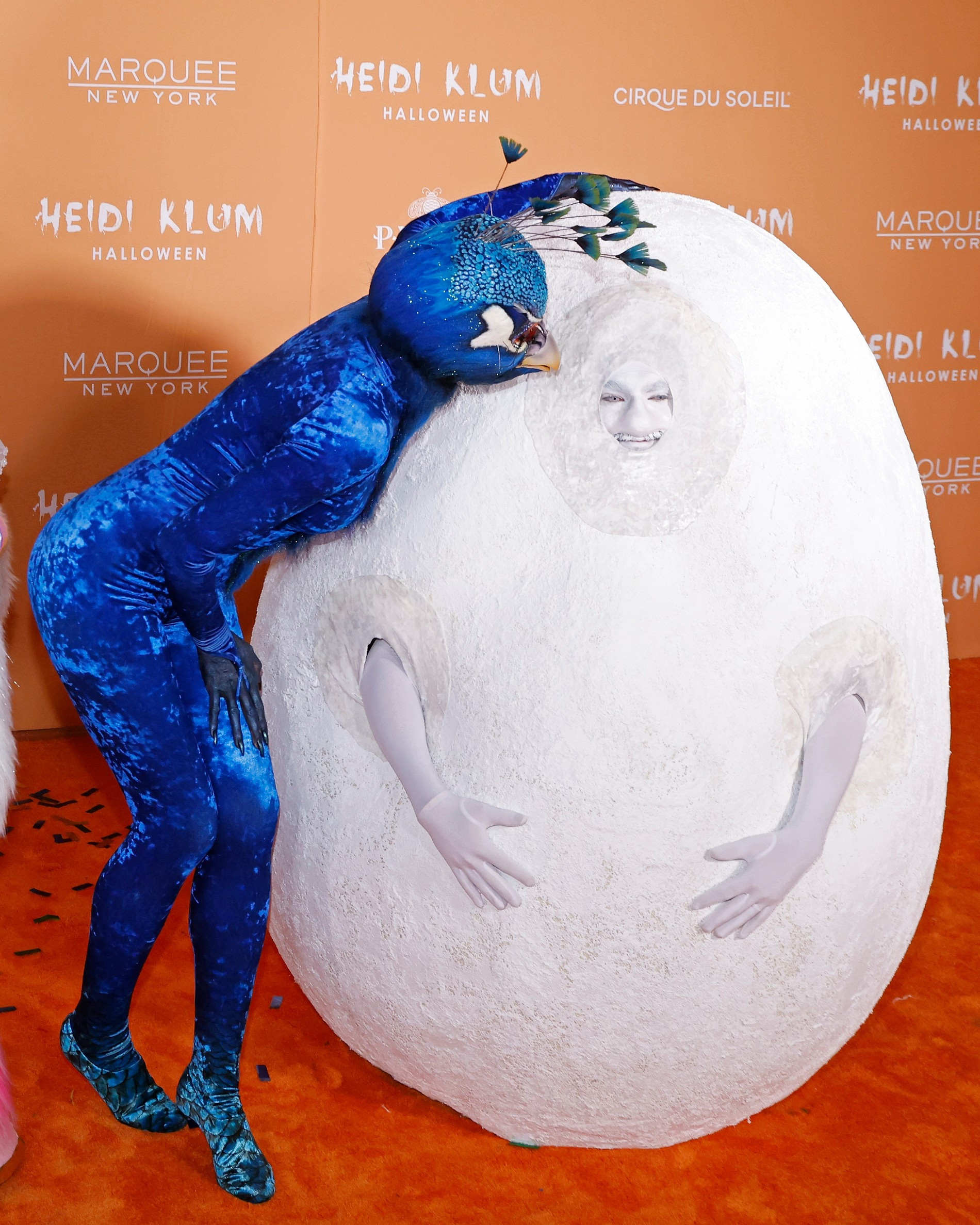 Хайди Клум в костюме павлина и Том Каулитц в костюме яйца. Фото: Getty Images